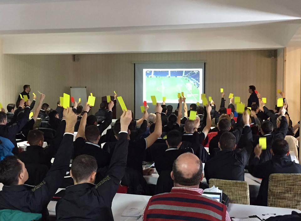 Arbitrii s-au pregătit la munte precum o echipă de fotbal / FOTO