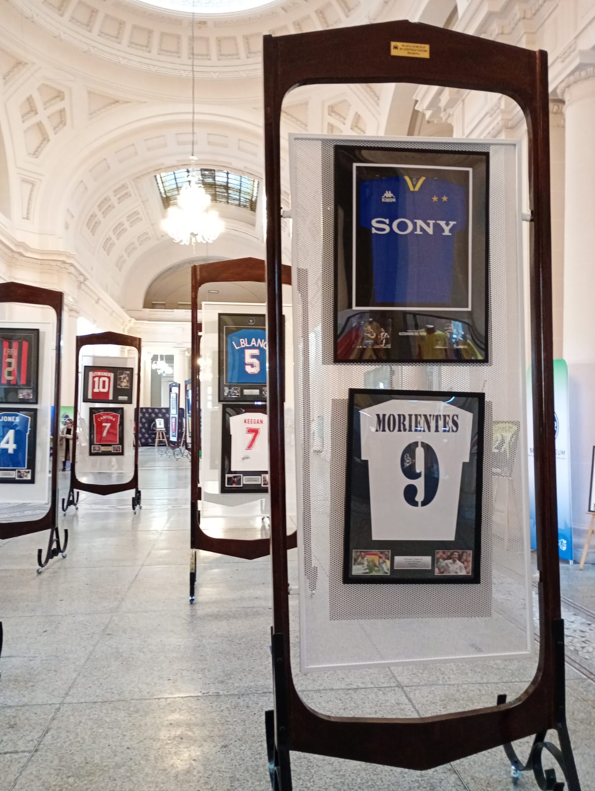 Raiul tricourilor cu autograf, de la Cristiano și Messi, la Ronaldo, Maradona sau Pele: „Expoziție cu piese-unicat, la Ploiești”