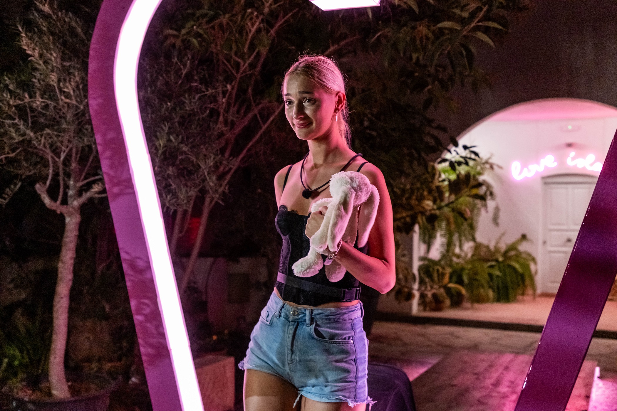 Un concurent se întoarce în vila Love Island România. S-a lăsat cu lacrimi pentru unul dintre băieți