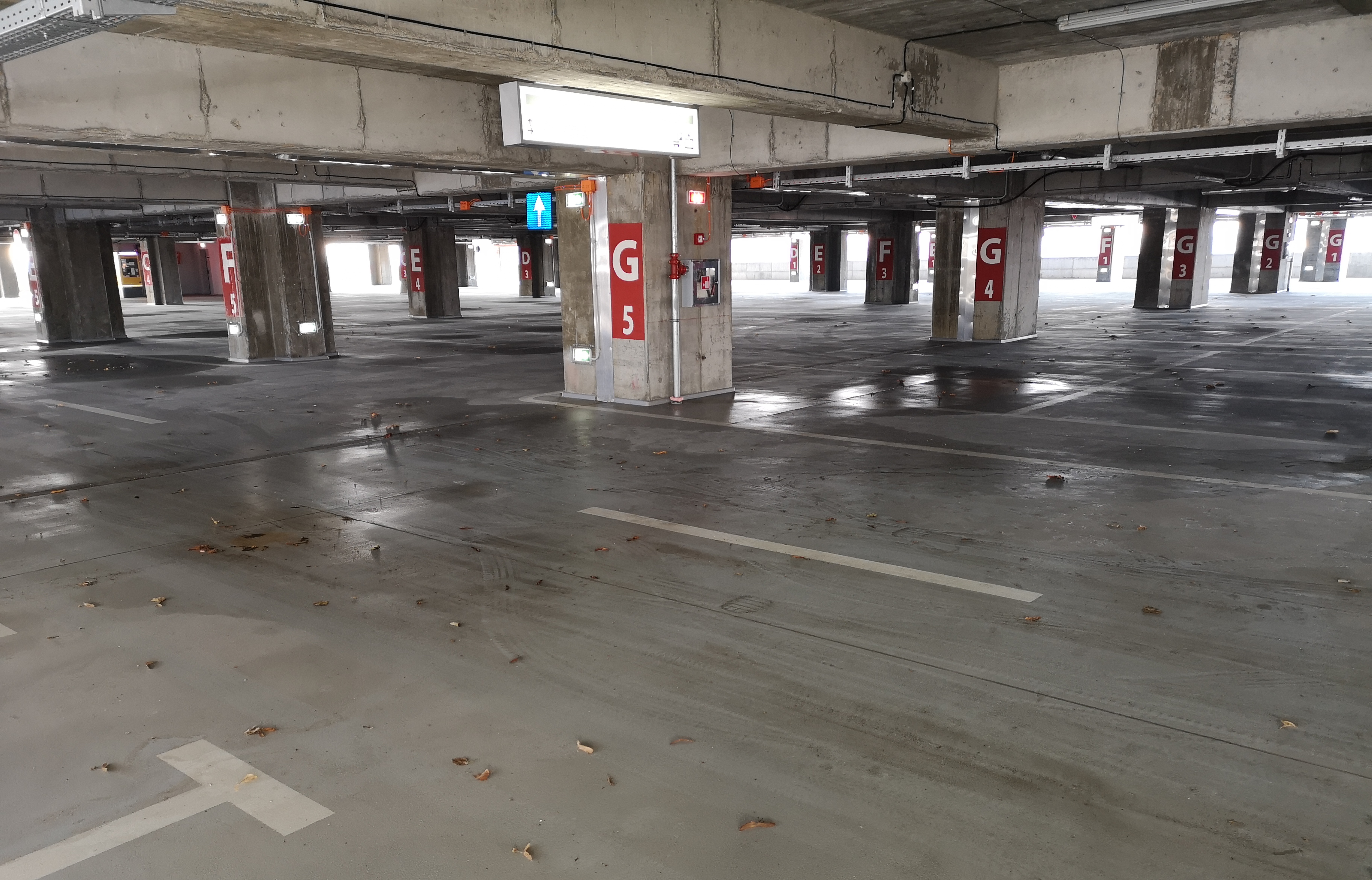 FOTO | Parcarea de 365 de milioane de lei zace goală. Șoferii aleg să parcheze lângă clădirea Străulești inaugurată acum două luni