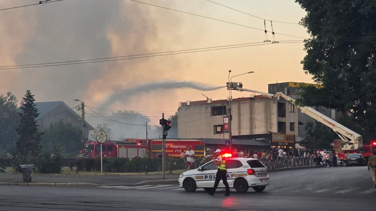 Incendiu la mai multe case din sectorul 2 din București: au fost mobilizate 11 autospeciale ale pompierilor