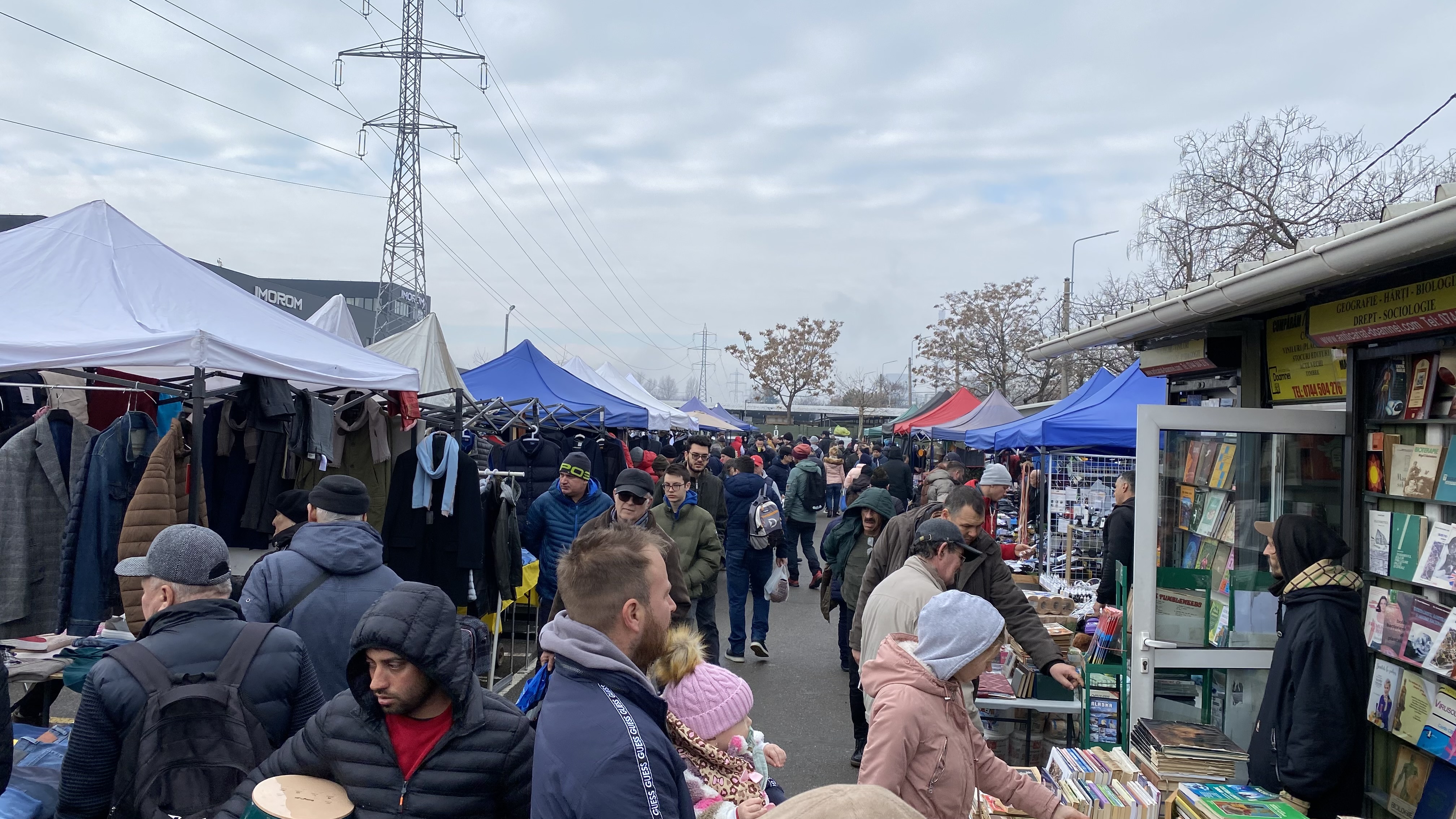 Sărăcie cât cuprinde într-un târg de vechituri din București: „Patru la zece lei! Doar cu patru eram obișnuită la școală”