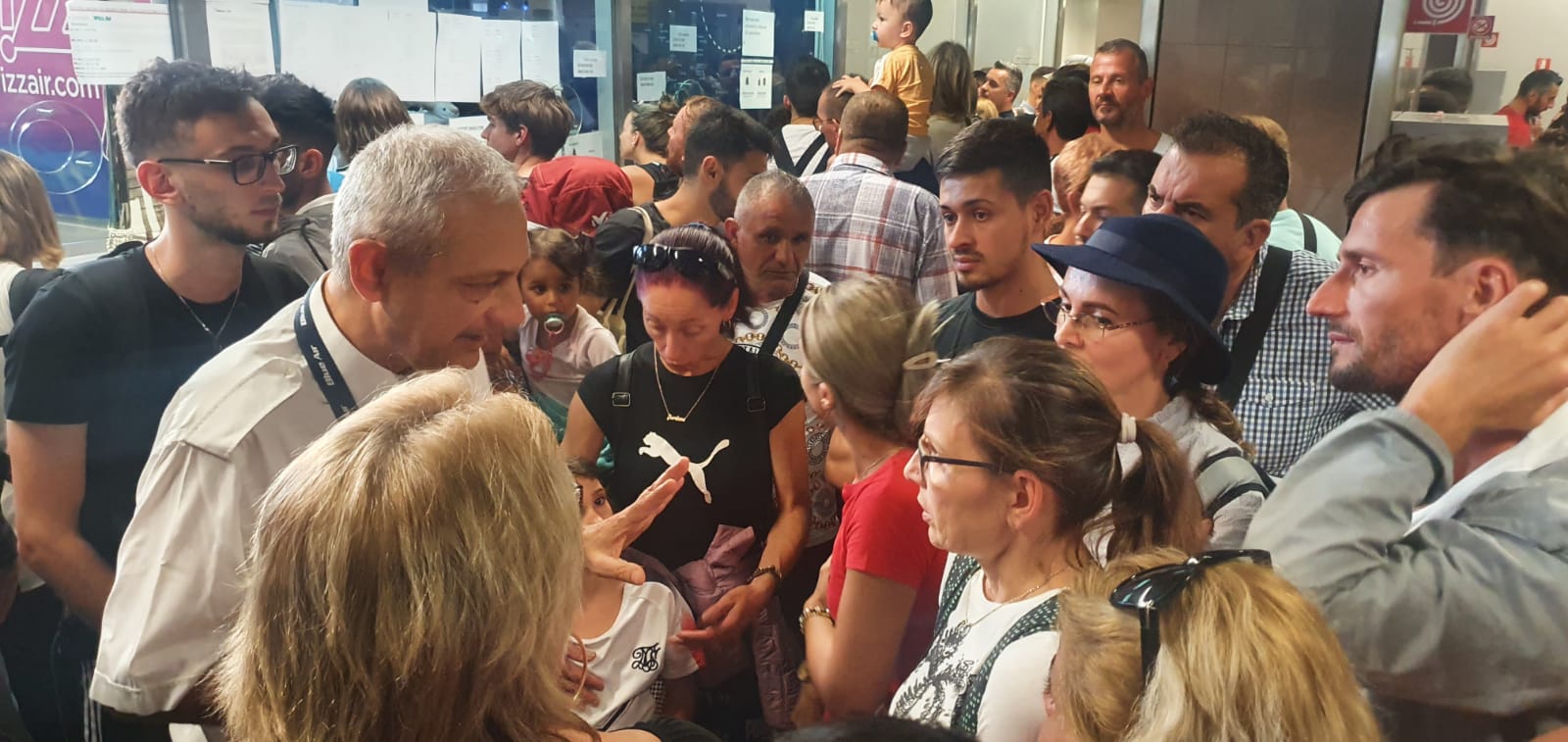 Imagini cu haosul de pe aeroportul Otopeni, unde călătorii au aflat că Blue Air a suspendat toate zborurile