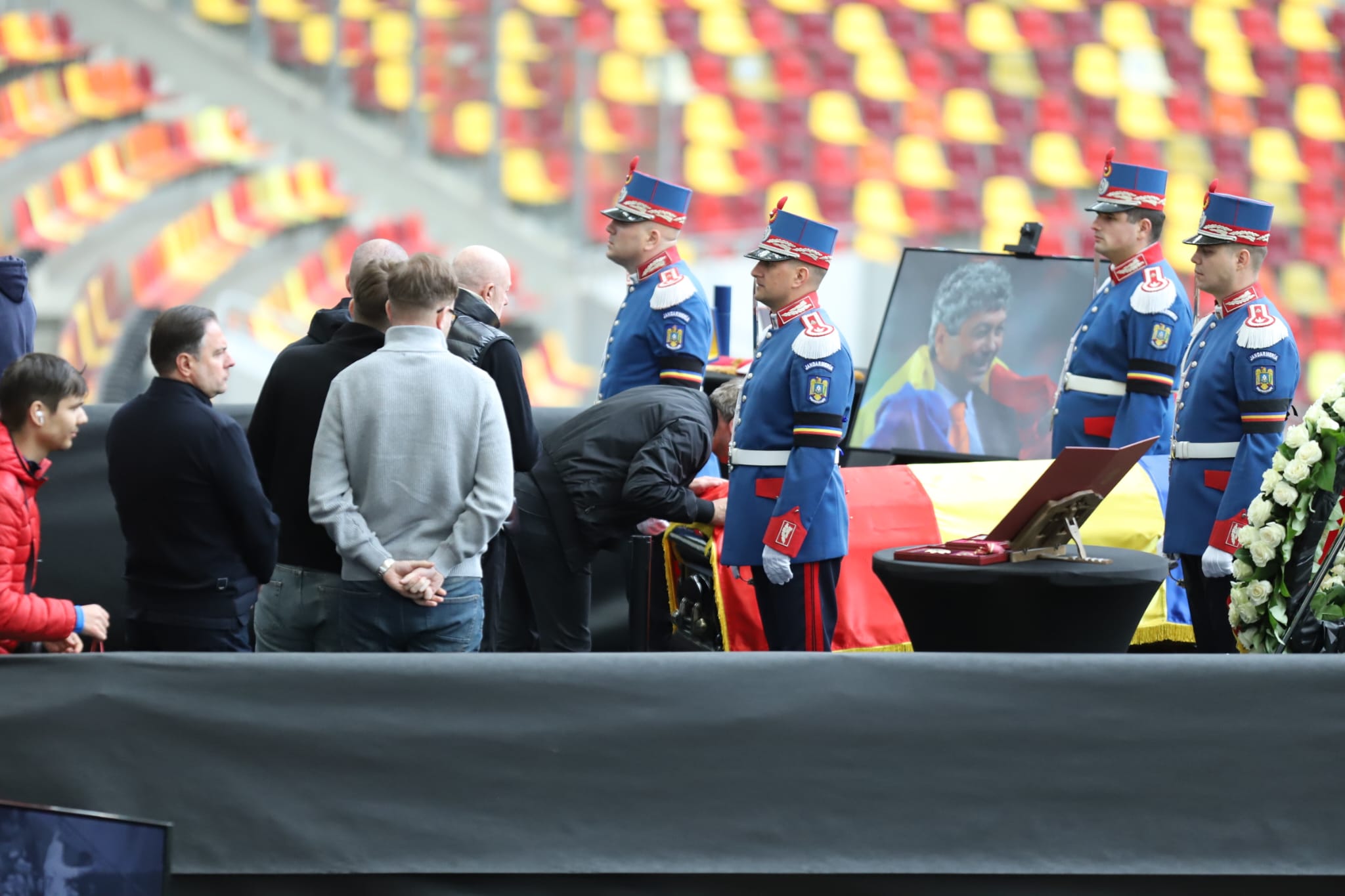Livetext Mii de români își iau adio de la Mircea Lucescu la Arena Națională înainte de funeraliile cu onoruri militare / „Leucemia i-a provocat și grăbit sfârșitul”