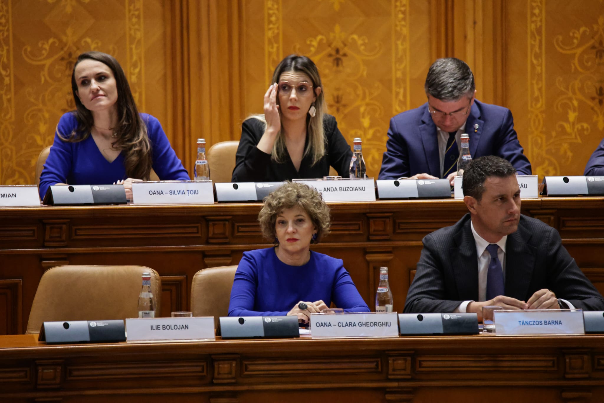 Ce nu s-a văzut la televizor în timpul votului moțiunii de cenzură împotriva Guvernului Bolojan. Negocieri în șoaptă, telefoane pe fugă și calcule la limită