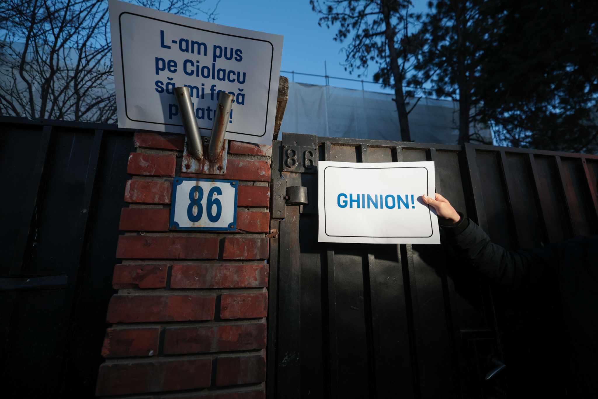 Protest AUR în fața imobilului din Aviatorilor renovat în secret pentru 7 milioane de euro: „După mandat, un palat”