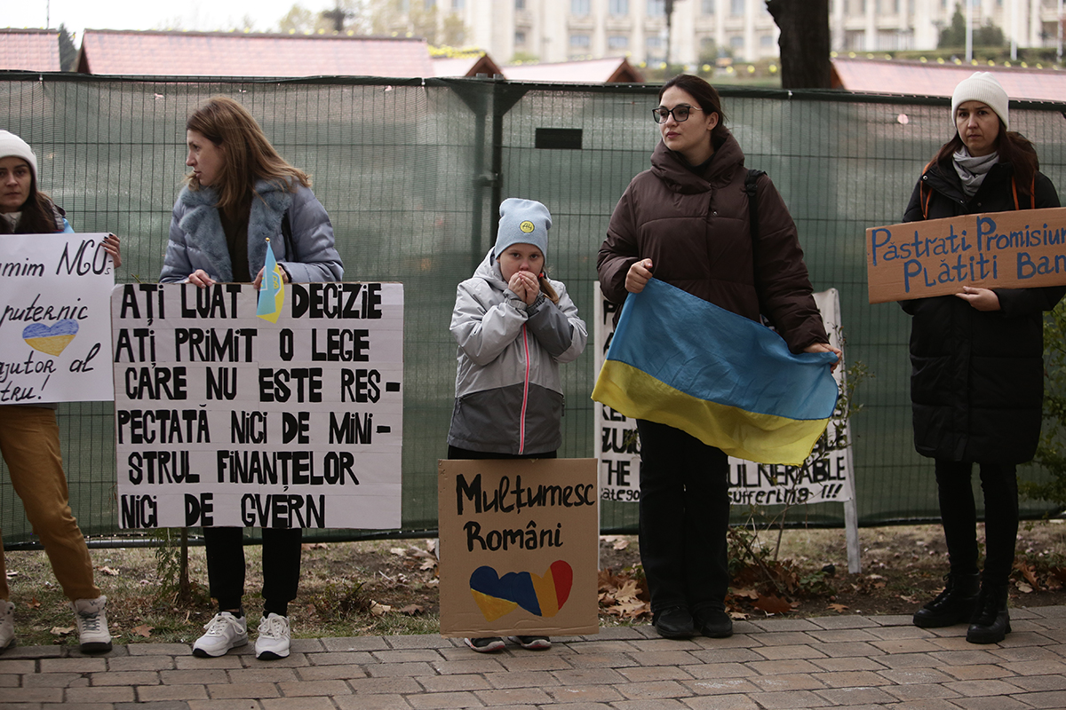 „Încercăm să nu consumăm prea multă apă sau lumină”. Protestul ucrainenilor refugiați în România care nu au primit banii promiși de Guvern