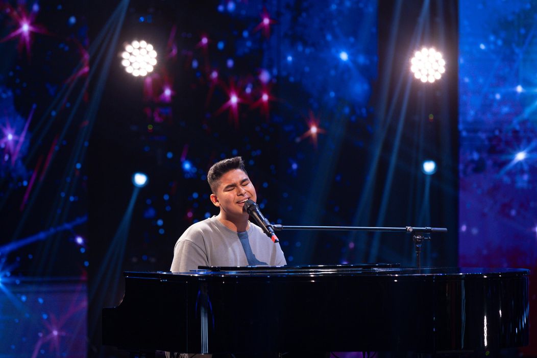 Eduard Anghelescu, moment emoționant la „Românii au talent” 2024. A transformat scena într-o declarație de dragoste pentru tatăl său