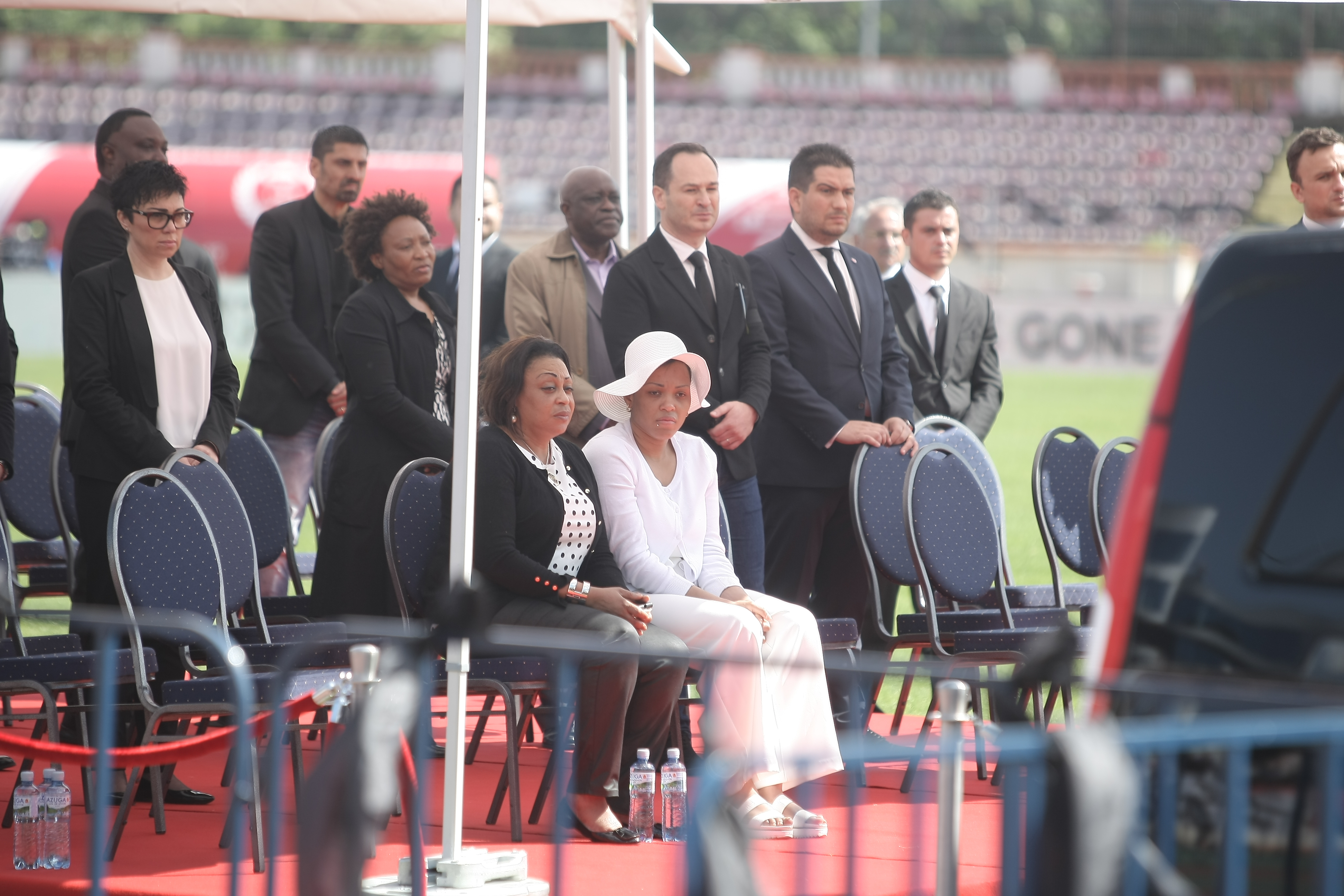 Sicriul cu trupul lui Patrick Ekeng, depus pe stadionul Dinamo. Soţia lui e împietrită de durere