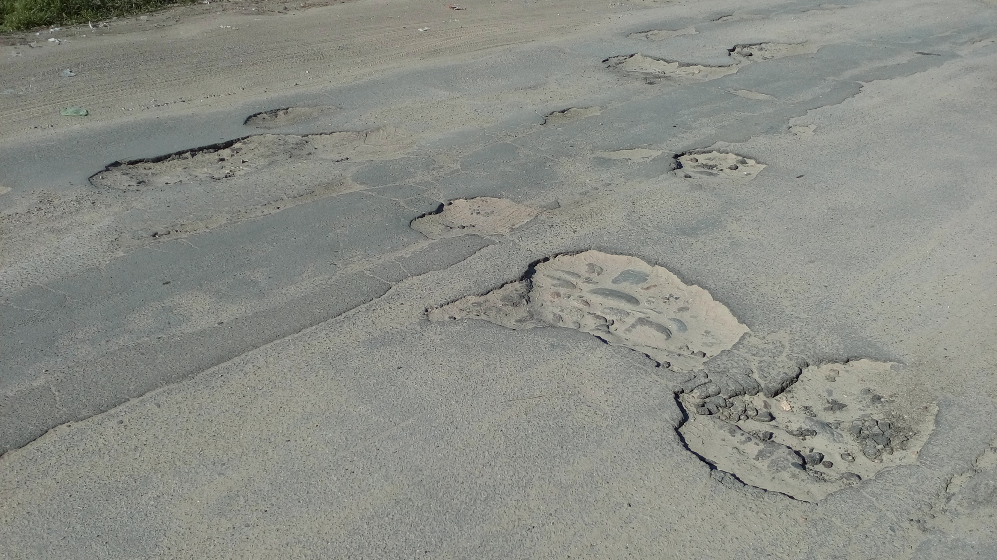 O stradă din Craiova arată ca după bombardament! Primăria promite de trei ani că o reabilitează