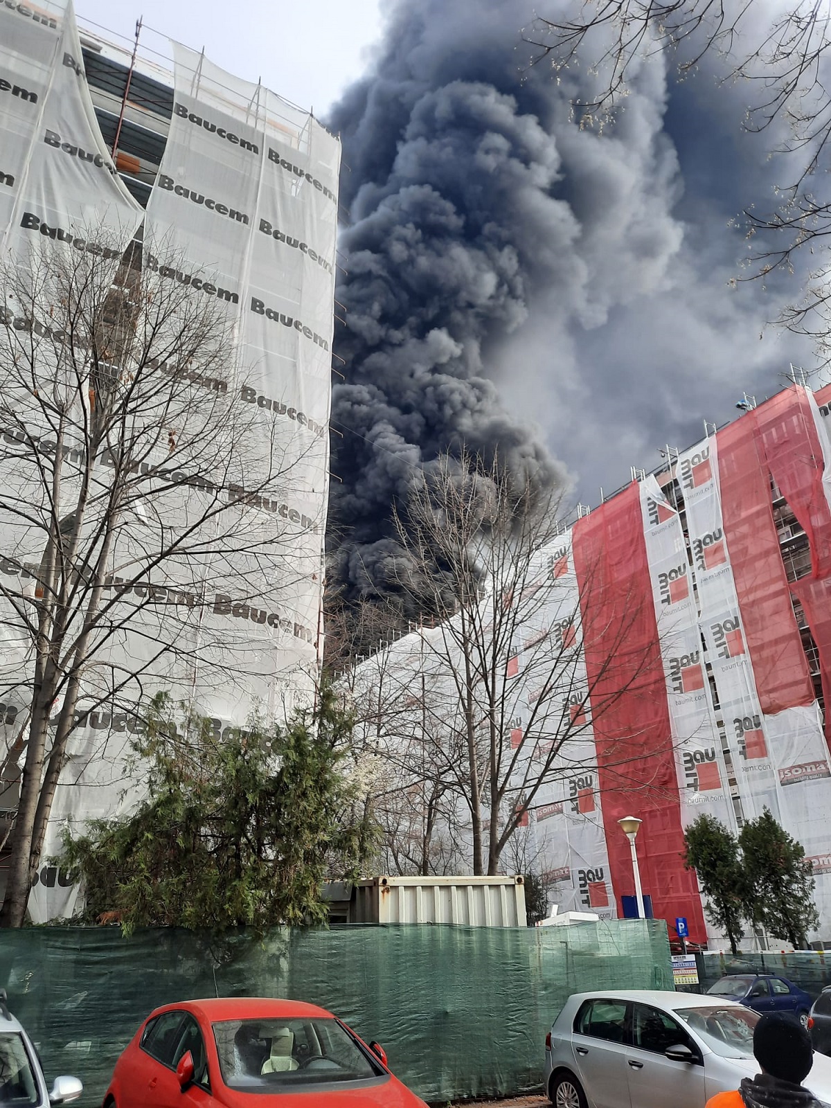 Incendiu puternic pe acoperișul unui bloc, în cartierul Rahova din București. FOTO