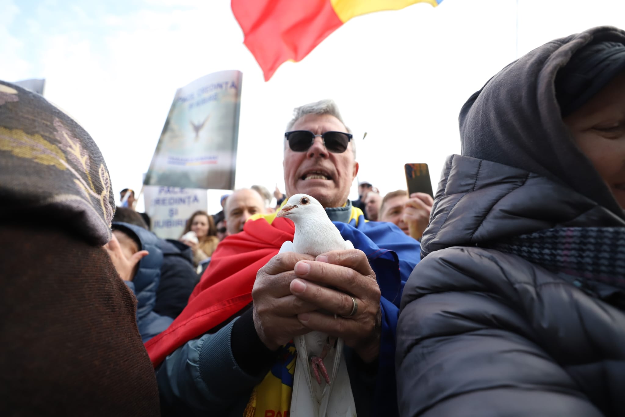 Călin Georgescu, în fața judecătorilor de la Înalta Curte. Susținătorii lui au venit cu porumbei albi și flori: „Pace, credință și iubire”