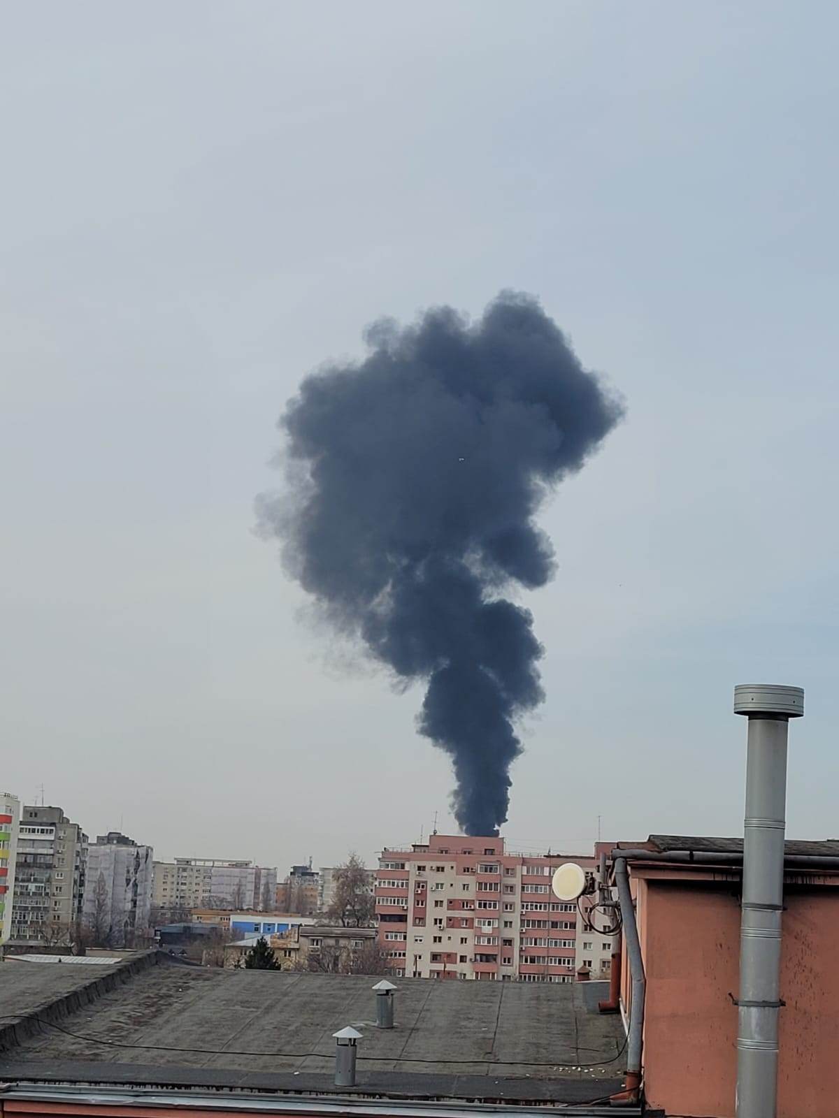 Incendiu puternic pe acoperișul unui bloc, în cartierul Rahova din București. FOTO