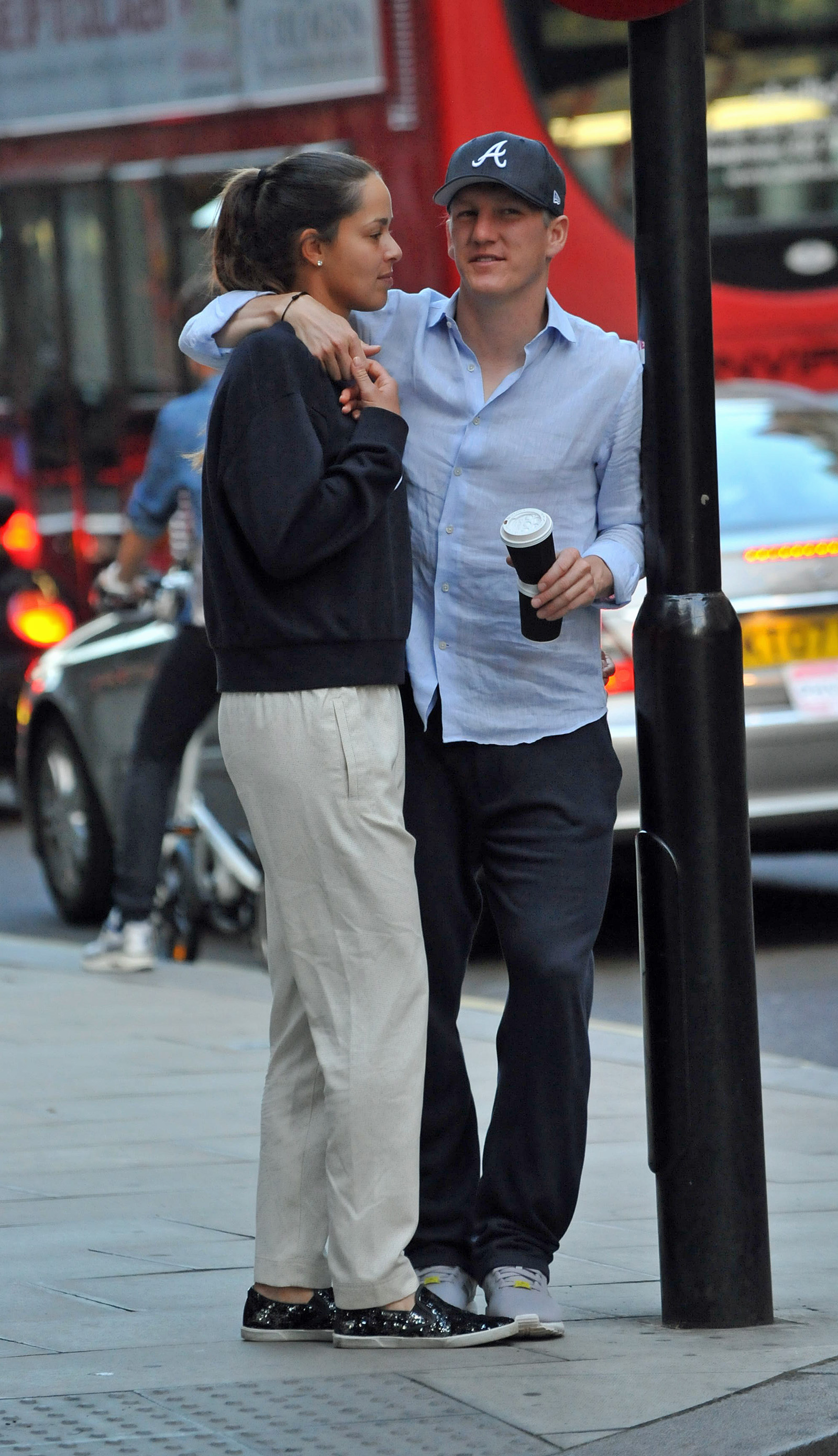 Frumoasa Ana Ivanovici și iubitul ei, în tandrețuri la Londra / GALERIE FOTO