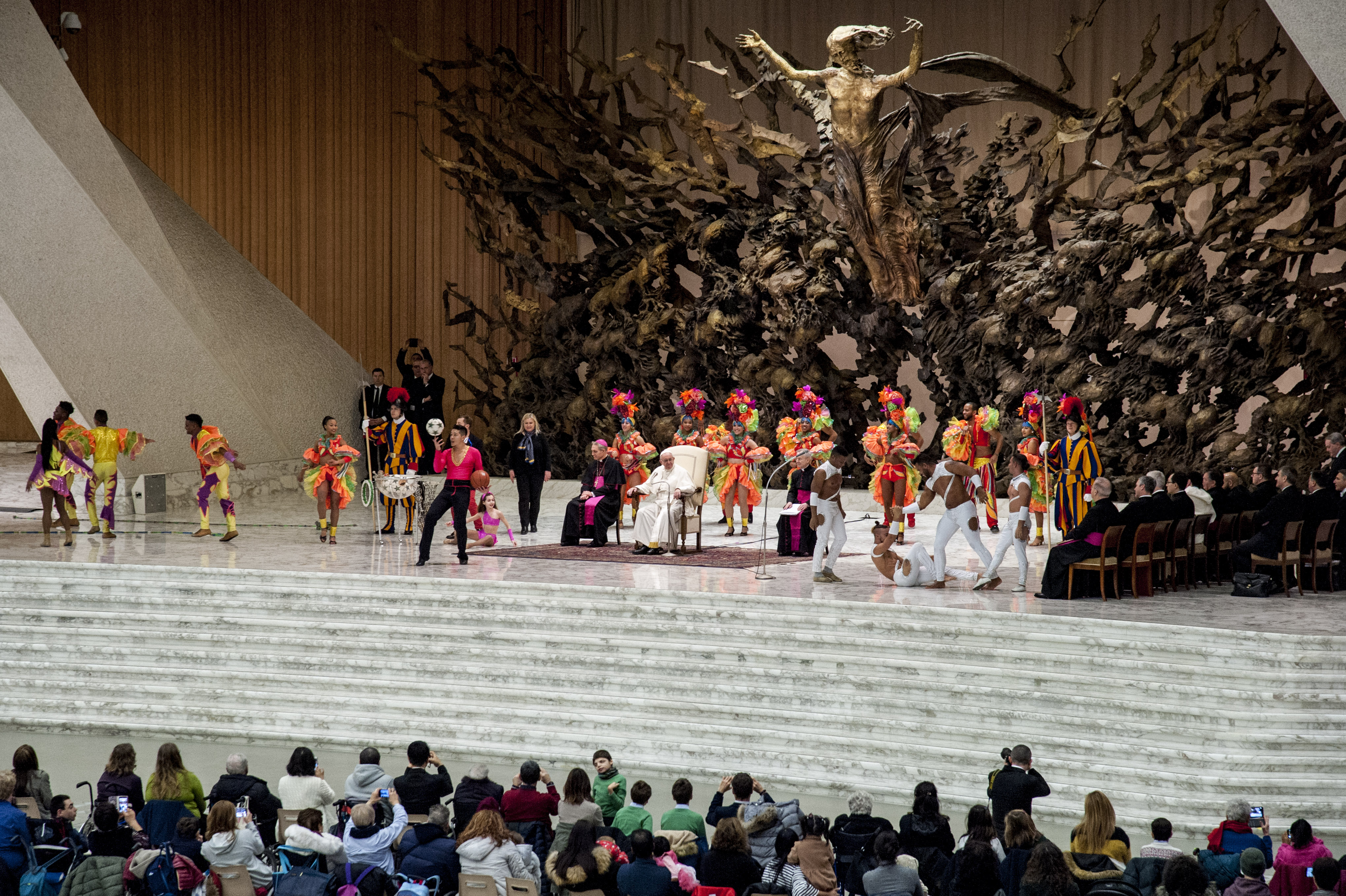 FOTO | Imagini inedite cu Papa Francisc. Suveranul Pontif a fost vizitat de artiști de circ
