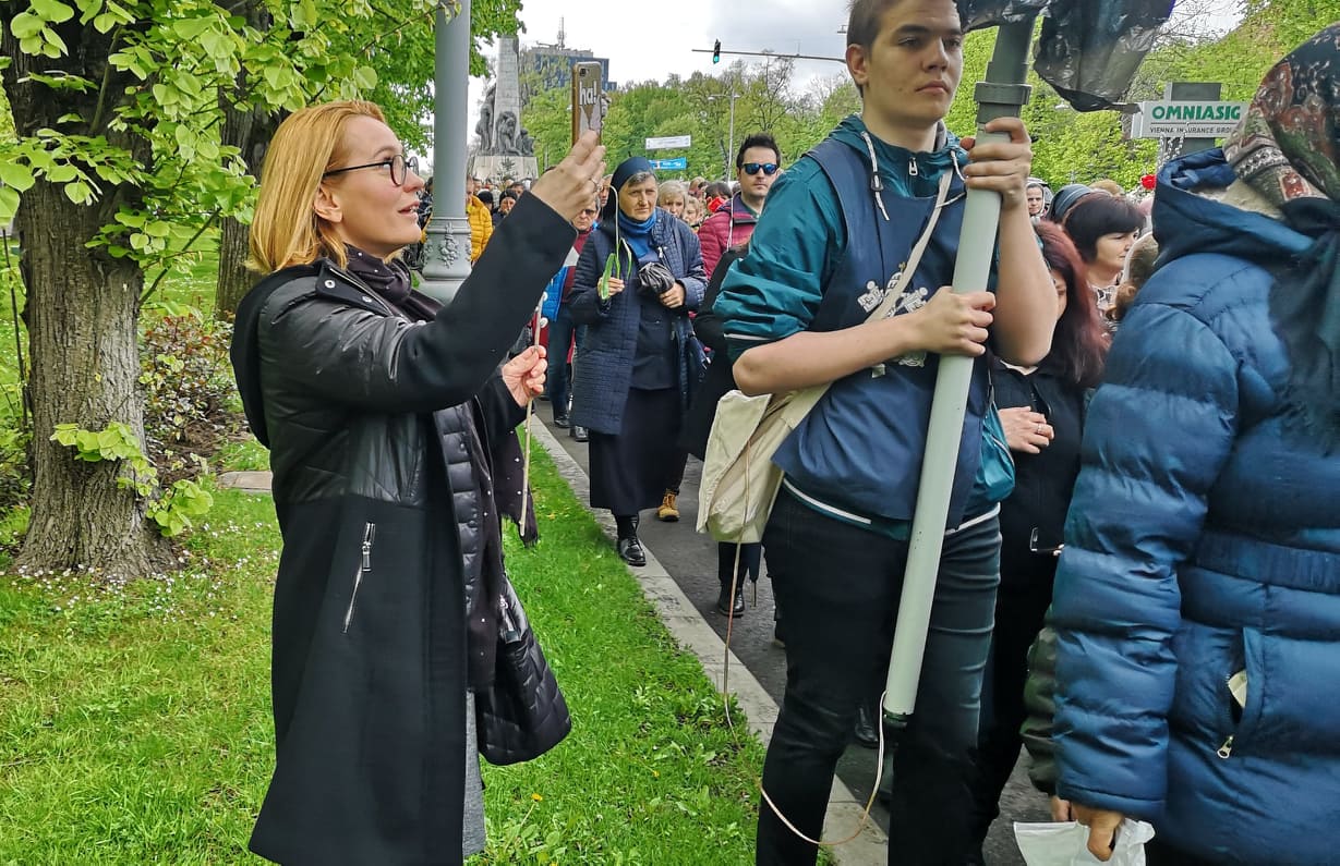 FOTO & VIDEO / Andreea Esca a participat la Procesiunea de Florii din Capitală. A trecut la catolicism, după ce s-a măritat cu Alexandre Eram