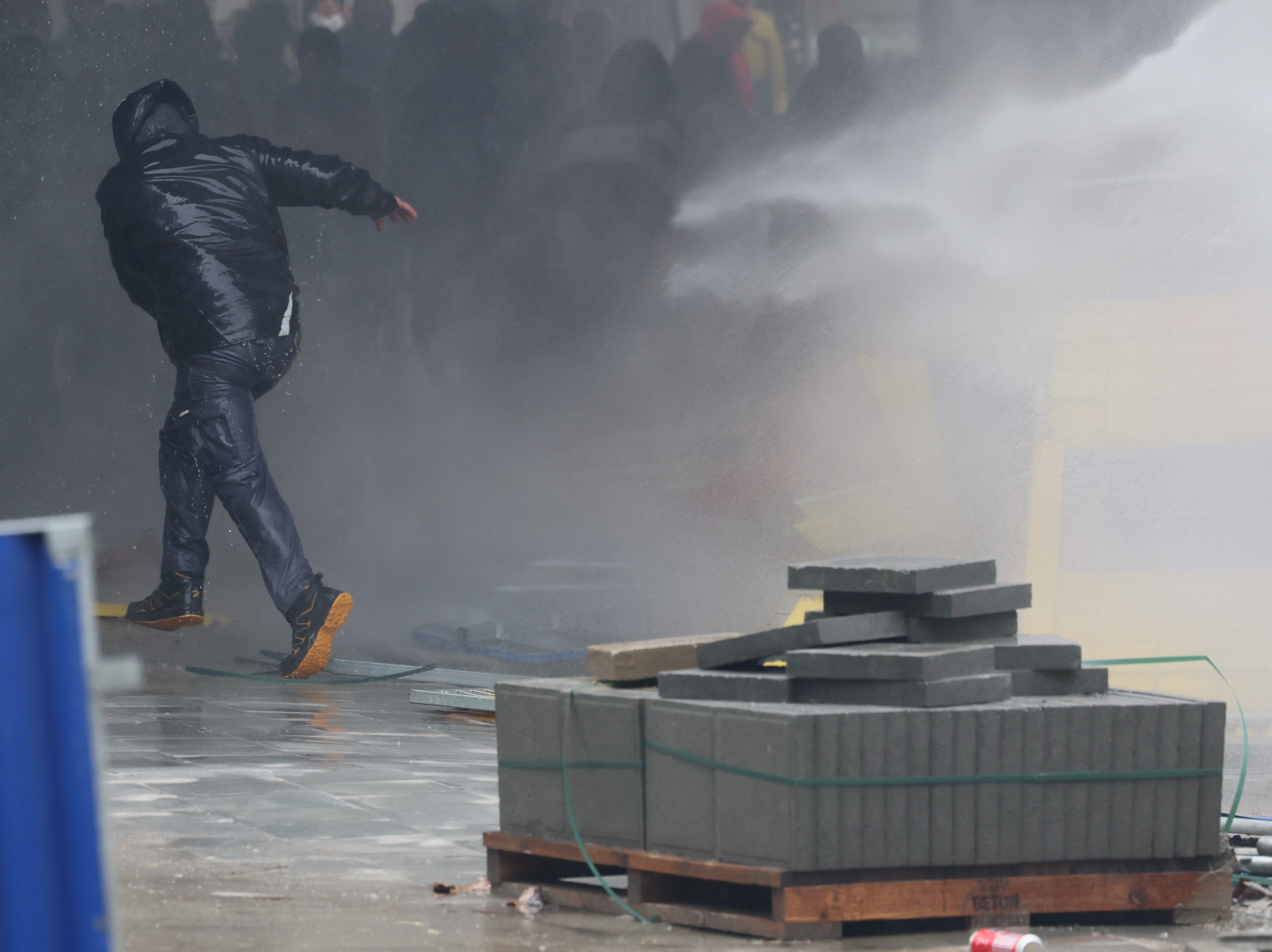 Bruxelles-ul, asediat în ziua reuniunii miniștrilor Agriculturii. Fermierii au blocat orașul cu tractoare și au dat foc la anvelope. Polițiștii au intervenit cu tunuri cu apă  | VIDEO