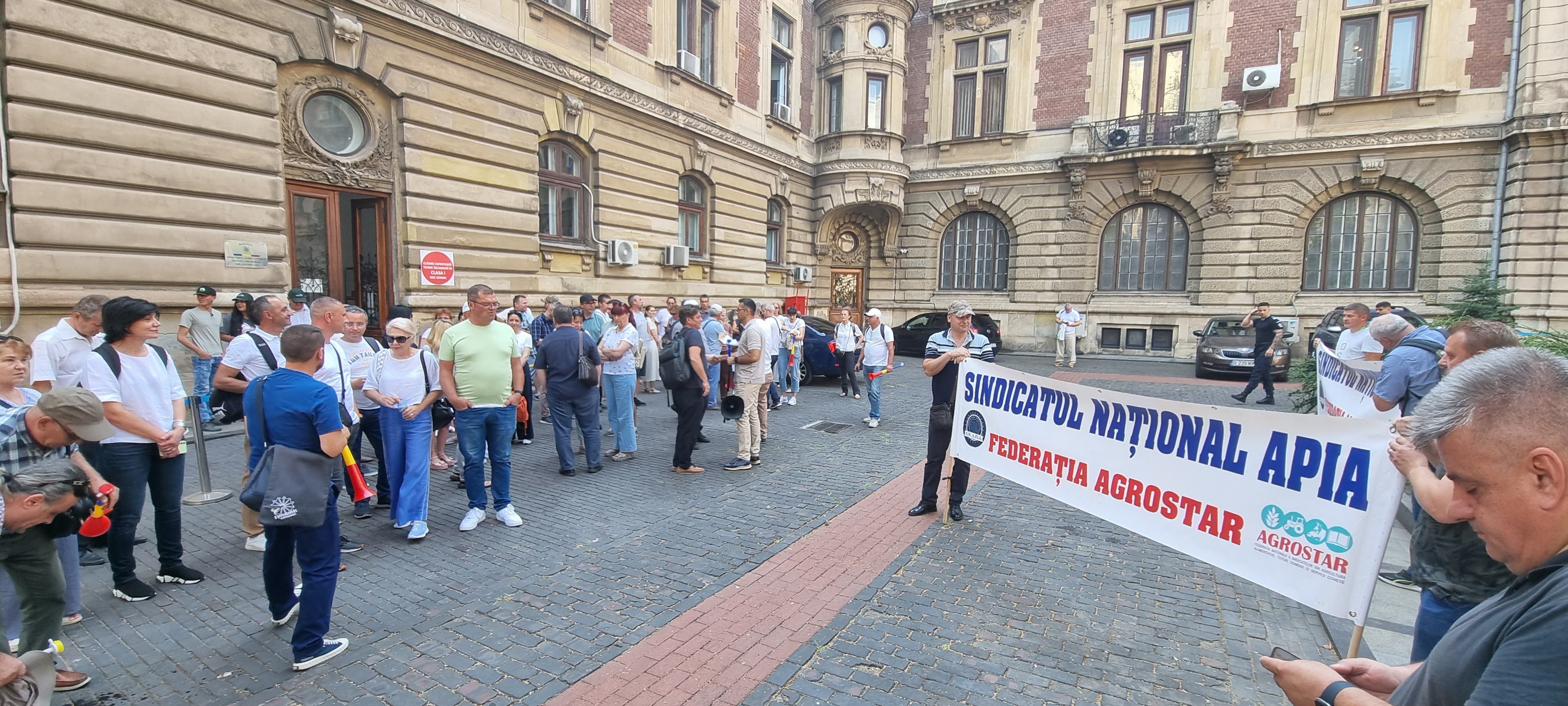 Profesorii și angajații din Sănătate protestează în fața Parlamentului chiar în ziua când Guvernul Bolojan își asumă măsurile de austeritate