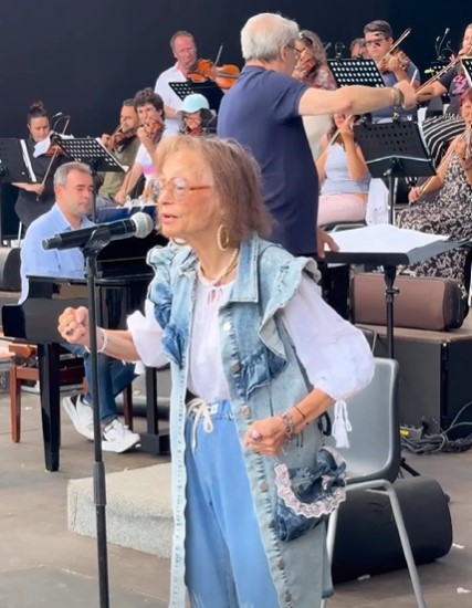 Cum a apărut Marina Voica, la aproape 89 de ani, pe scena Festivalului Mamaia 2025. Artista a purtat o ținută tinerească