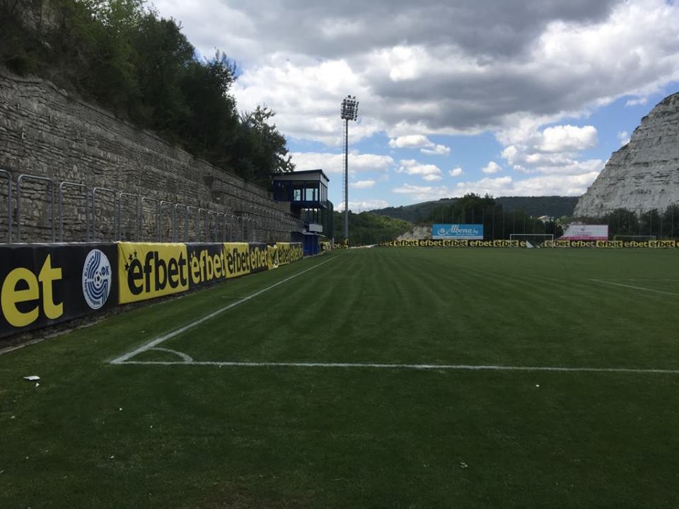 Așa arată stadionul din Balcik pe care Farul vrea să joace în Liga 2. ”Sunt bineveniți aici!”. Omul care a ucis Dinamo în 1995 antreneaza echipa Cernomoreț din localitate