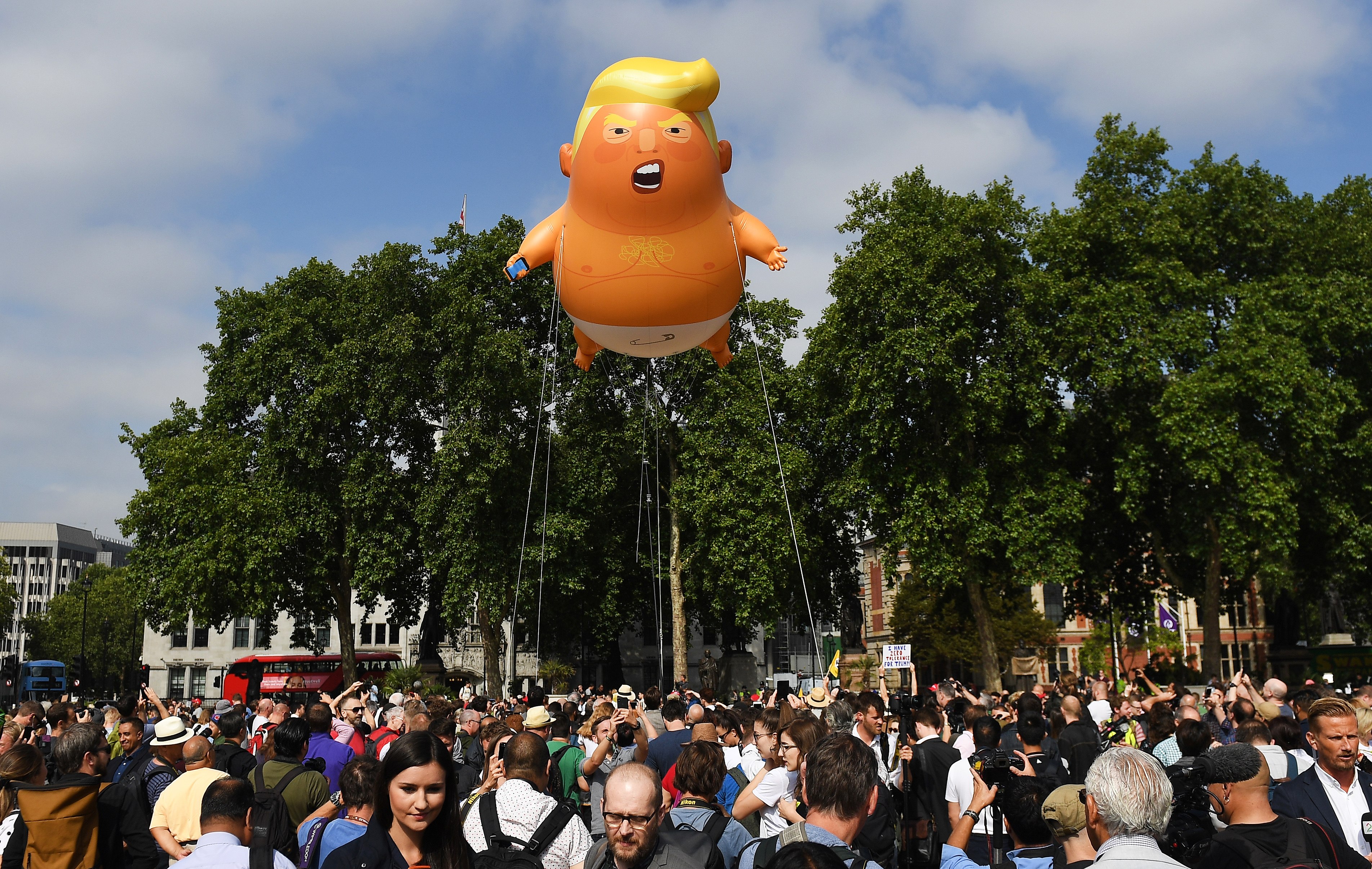 FOTO | Zeci de mii de oameni protestează la Londra împotriva vizitei lui Trump în Marea Britanie