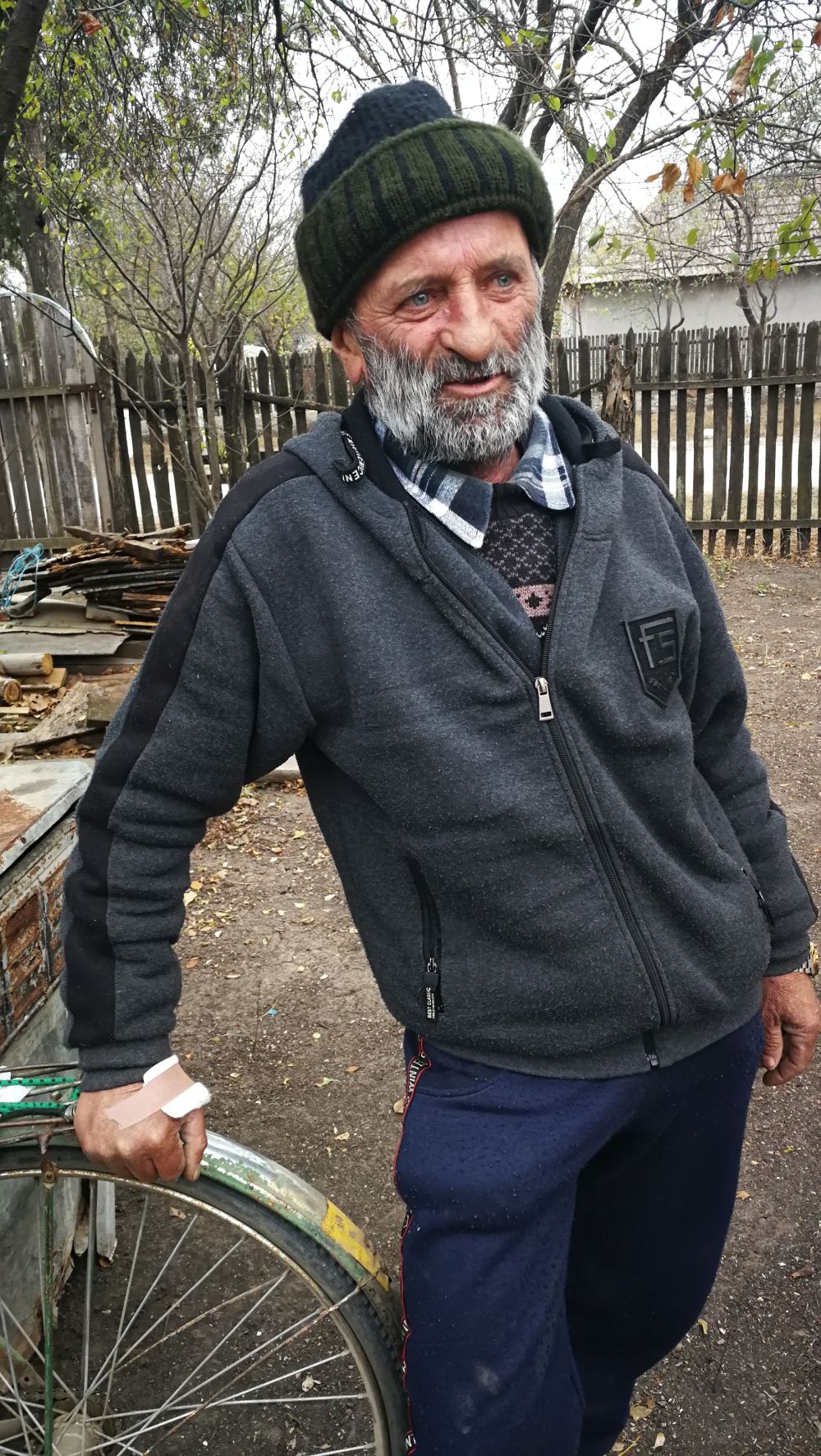CENTENAR SOLIDAR/ Viața cu 4 lei pe zi. Cu pensia de boală tăiată, Costel Voinac împarte ziare pentru o pâine și-o conservă