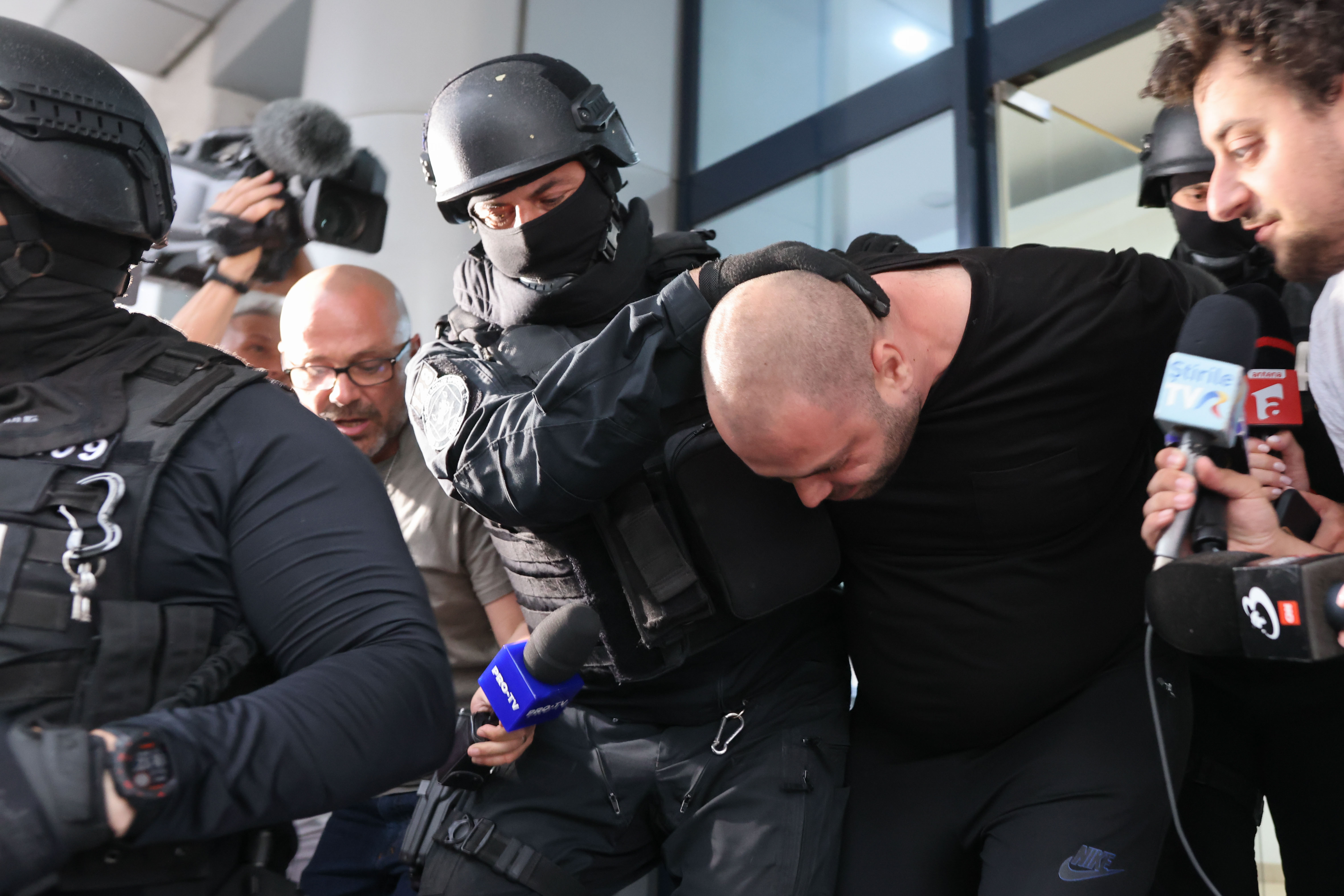 Atac cu cocktail Molotov la Ambasada Israelului din București. Suspectul a amenințat că își va da foc, dar a fost imobilizat de forțele antitero ale SRI