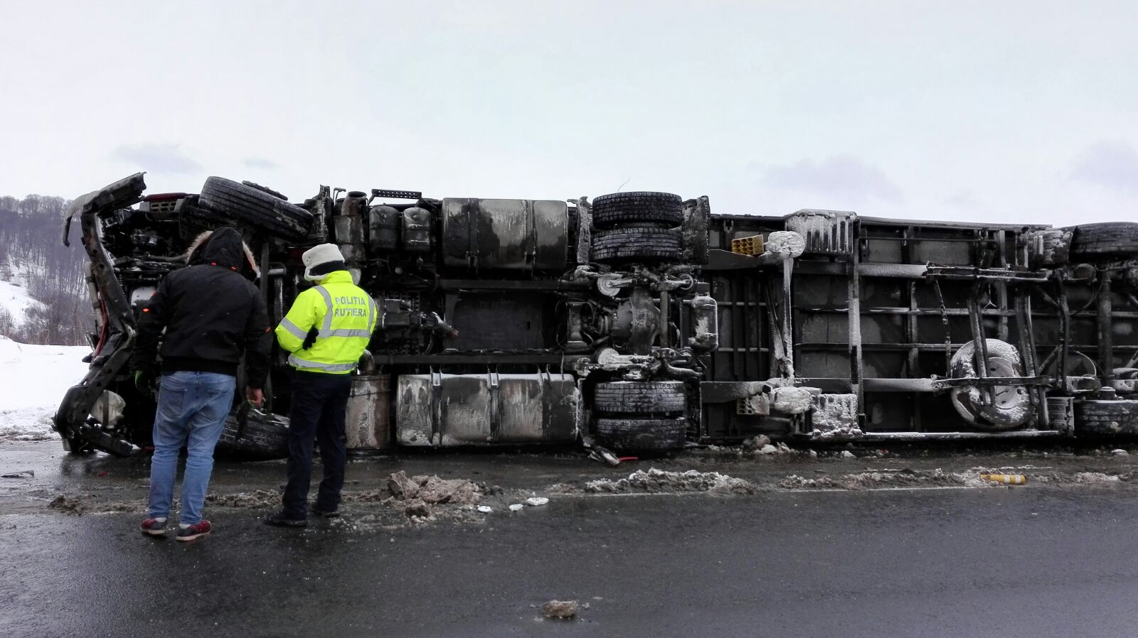 UPDATE: Macaraua care trebuia să ridice TIR-ul răsturnat pe DN1, la Perșani, a sosit după zece ore. Traficul a fost reluat/GALERIE FOTO