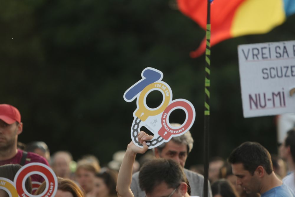 GALERIE FOTO/ Protest #Rezist, la o zi după mitingul PSD. Circa 1.000 de persoane sunt în Piața Victoriei