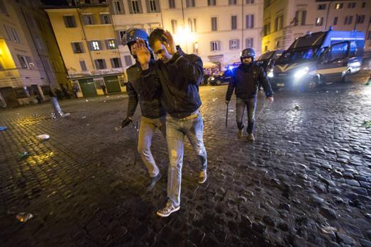 HAOS la Roma. 21 de fani de la Feyenoord au fost arestaţi / GALERIE FOTO&VIDEO