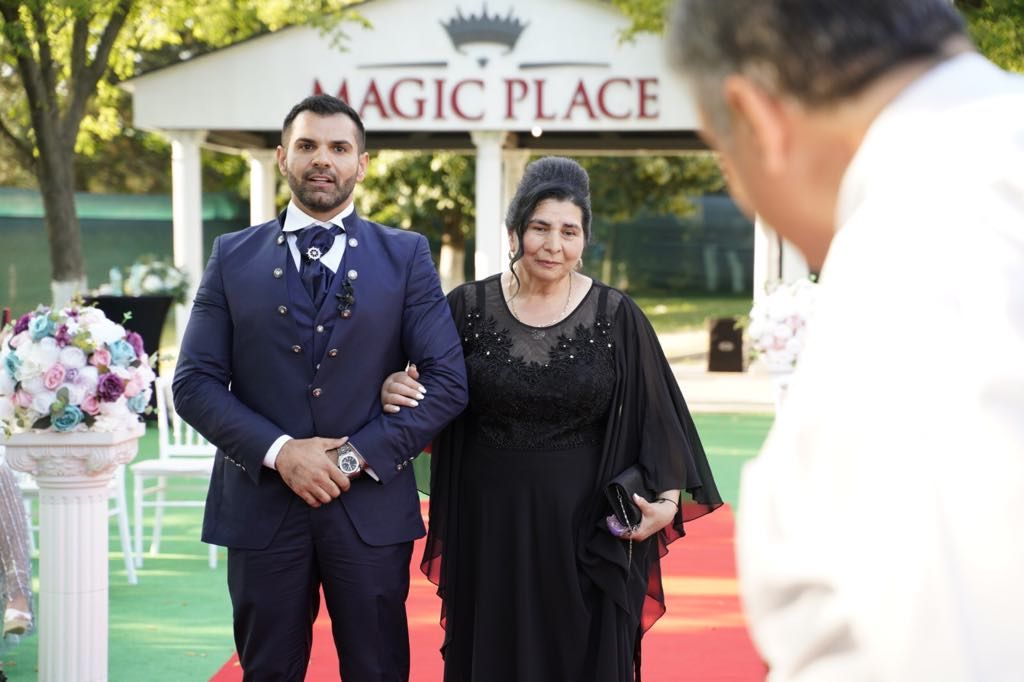 Mama lui Florin Pastramă nu și-a mai stăpânit lacrimile. A plâns la nunta fiului ei cu Brigitte Sfăt