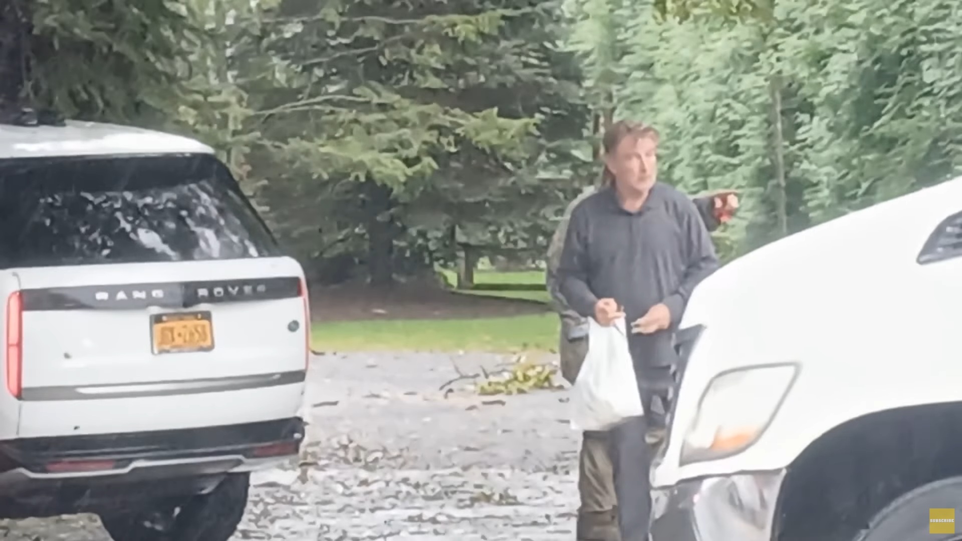 Primele imagini cu Alec Baldwin după ce a intrat cu mașina într-un copac. Cine se afla alături de el