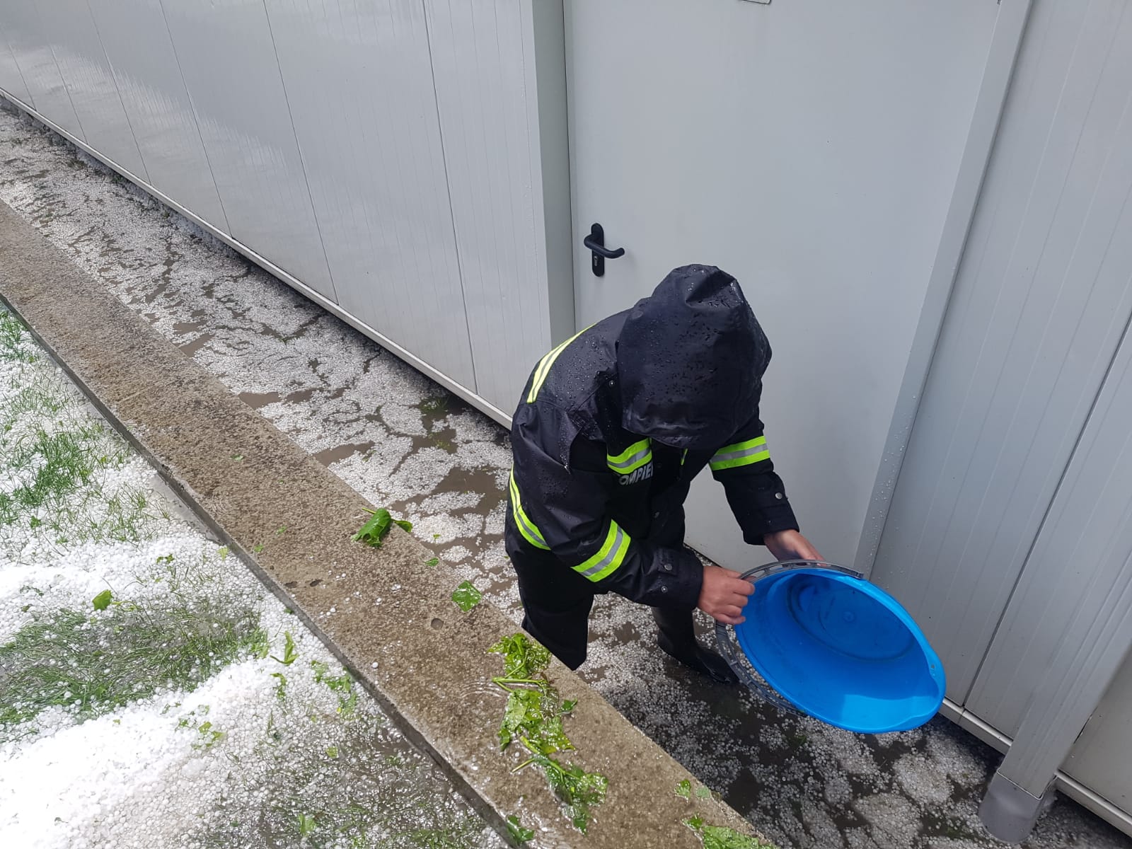Grindină adunată cu lopata în Vâlcea. O ploaie torențială a făcut ravagii și la Sibiu