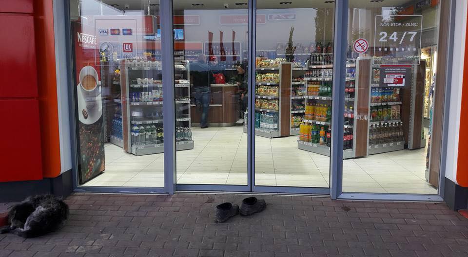 O bătrână s-a descălțat la intrarea într-un magazin de teamă să nu facă mizerie. Lecția de bun simț care ne pune pe toți pe gânduri | FOTO
