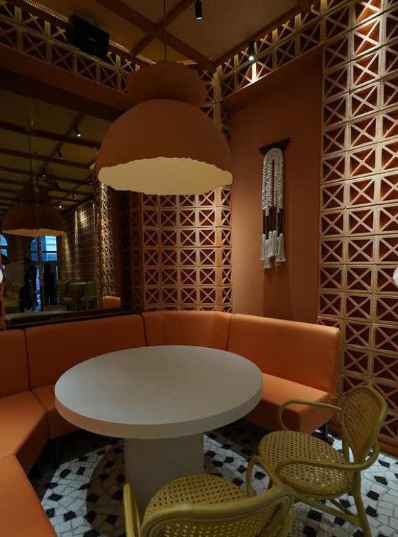 Cât costă un fel principal de mâncare la restaurantul Sânzianei Negru. Limonada e 20 de lei, iar un espresso 12 lei