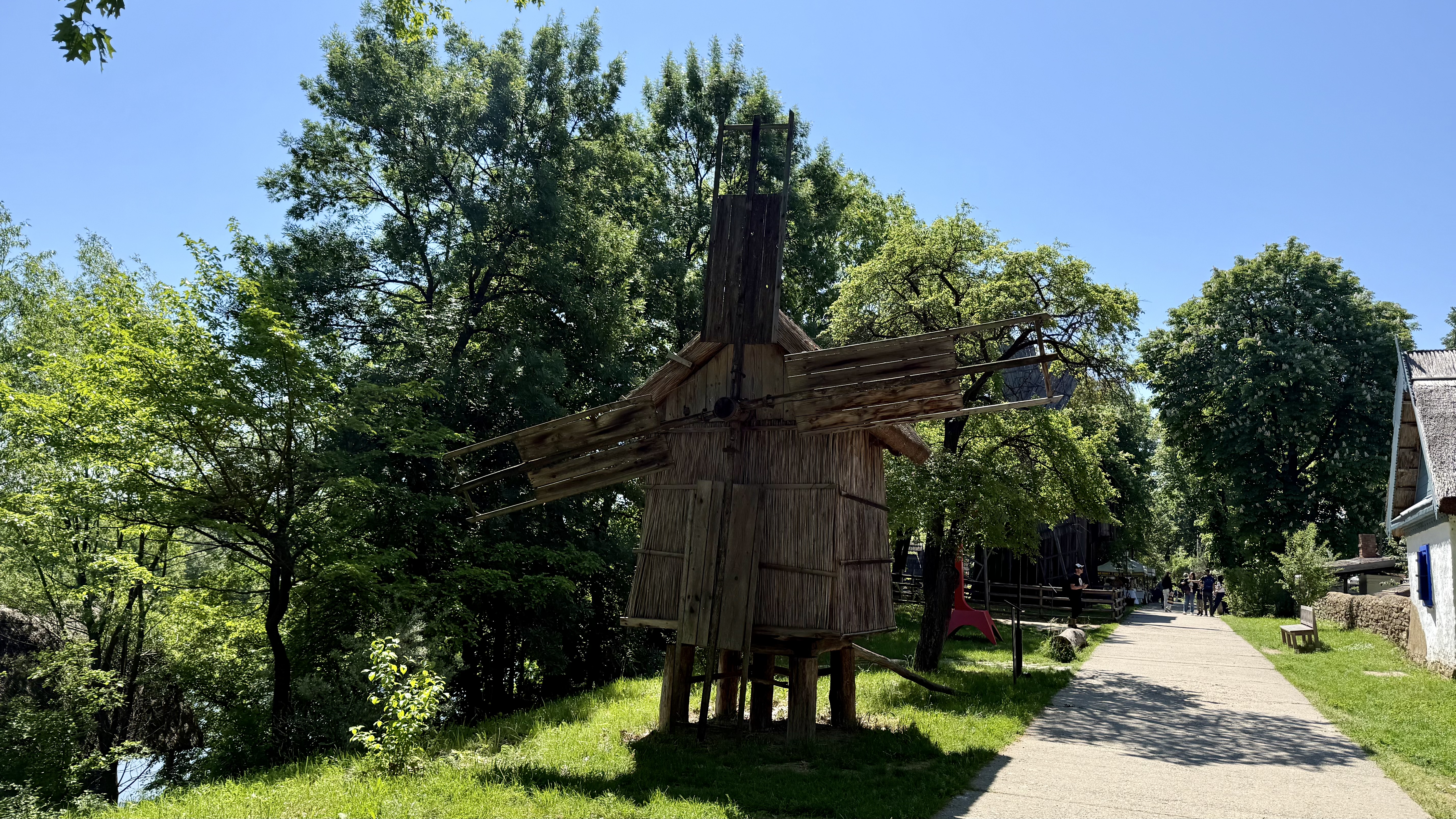 Patru meșteri din Maramureș refac, ca acum un secol, o casă din inima Bucureștiului: „Asta-i istoria! Facem totul manual, ca pe vremuri”