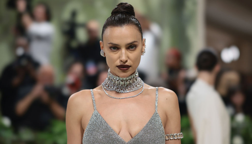 Irina Shayk szokás szerint lehengerlő volt Swarovski kristályokkal borított ruhájában a Met-gálán