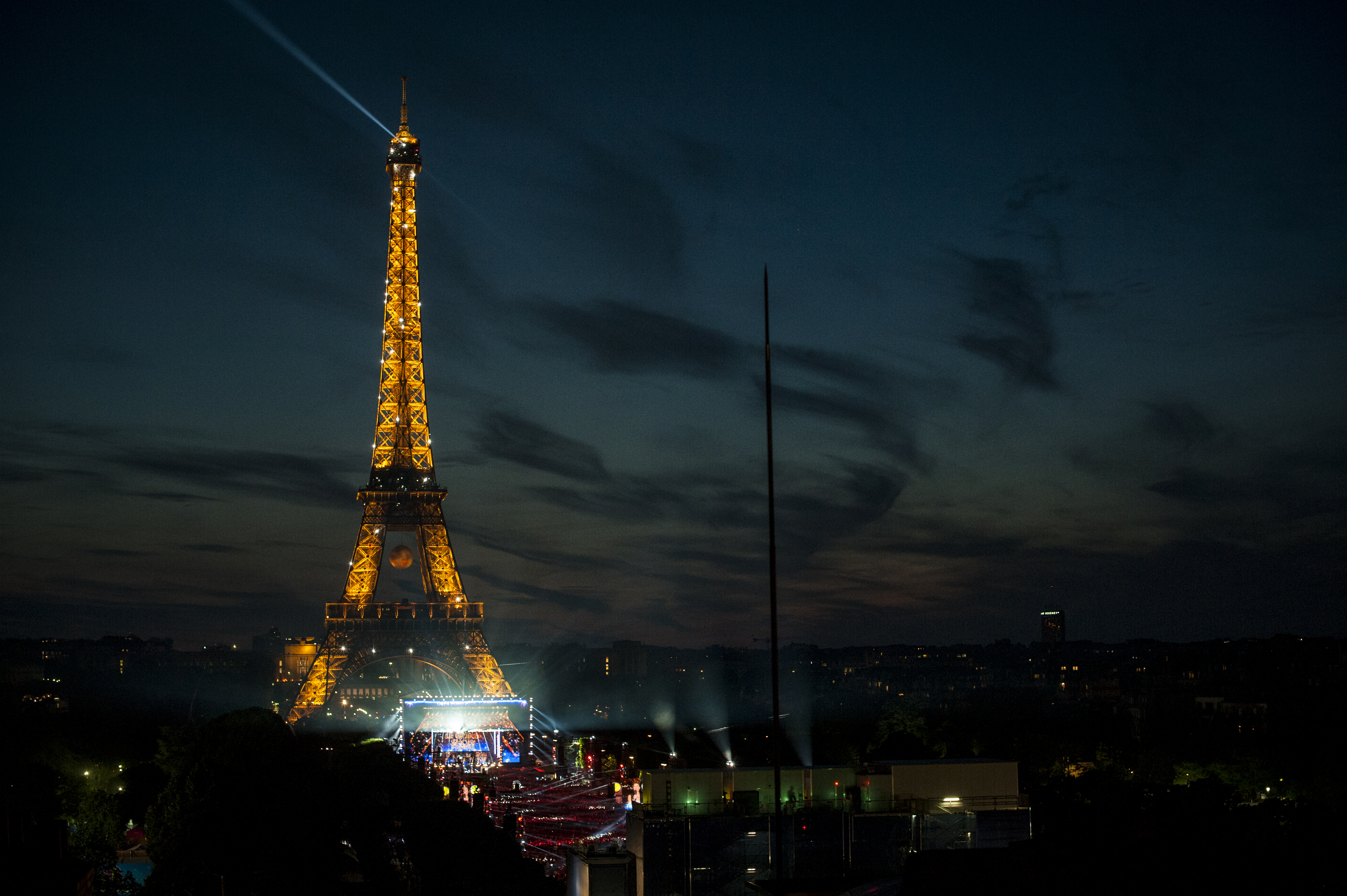 Euro 2016. ”Libertatea” a fost la fan-zonul uriaș din Paris, deschis cu un concert David Guetta, în prezența a zeci de mii de oameni. Securitate strictă / GALERIE FOTO și VIDEO