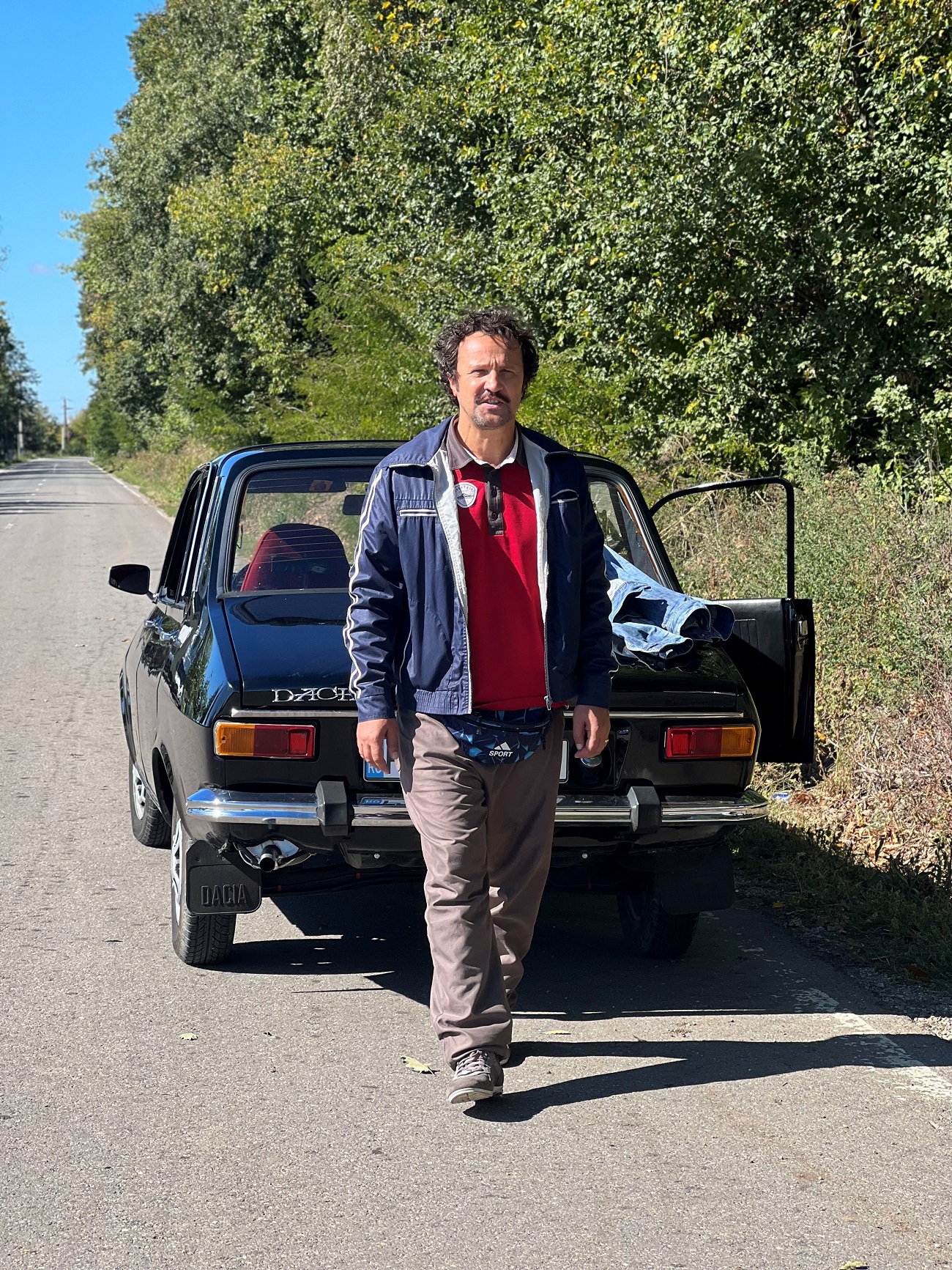 Cum s-a descurcat Dorian Boguță la volanul unei Dacii 1310, în filmul „Încă două lozuri”: „Schimbatul de viteze poate deveni o loterie”