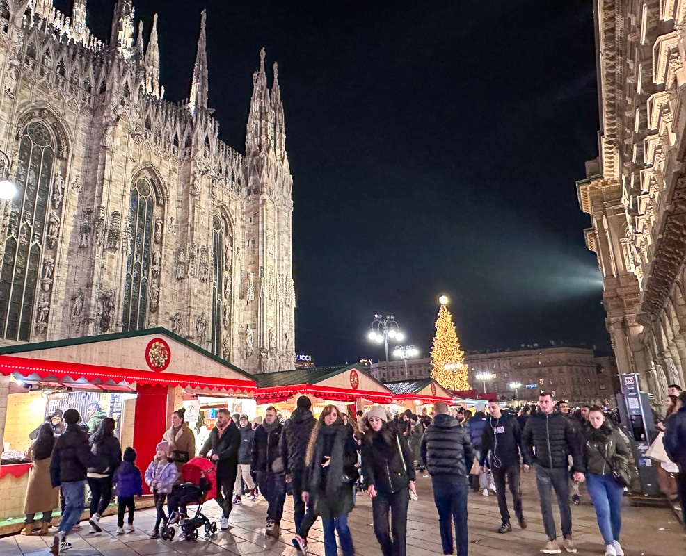 Târgul de Crăciun de la Milano, „stăpânit” de Tina și Milo, mascotele Olimpiadei de Iarnă 2026. Cât costă un pahar de vin fiert, o porție de street-food sau brânzeturile italienești
