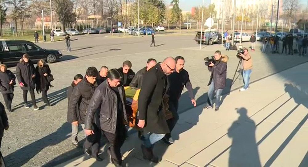 Sicriul cu trupul lui Daniel Prodan a fost readus în Pipera. Fratele și fiica, distruși! Steaua, galeria, Dinamo, Chiajna și FRF, la stadion. Sâmbătă e înmormântarea | GALERIE FOTO