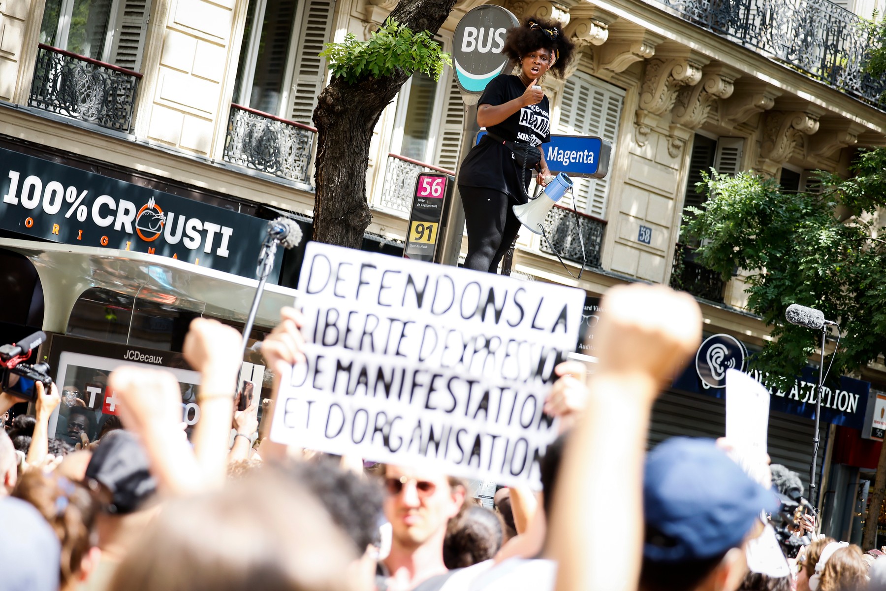 Sute de oameni au sfidat, la Paris, interdicția de a protesta, la o săptămână după revoltele urbane care au aruncat Franța în haos. VIDEO