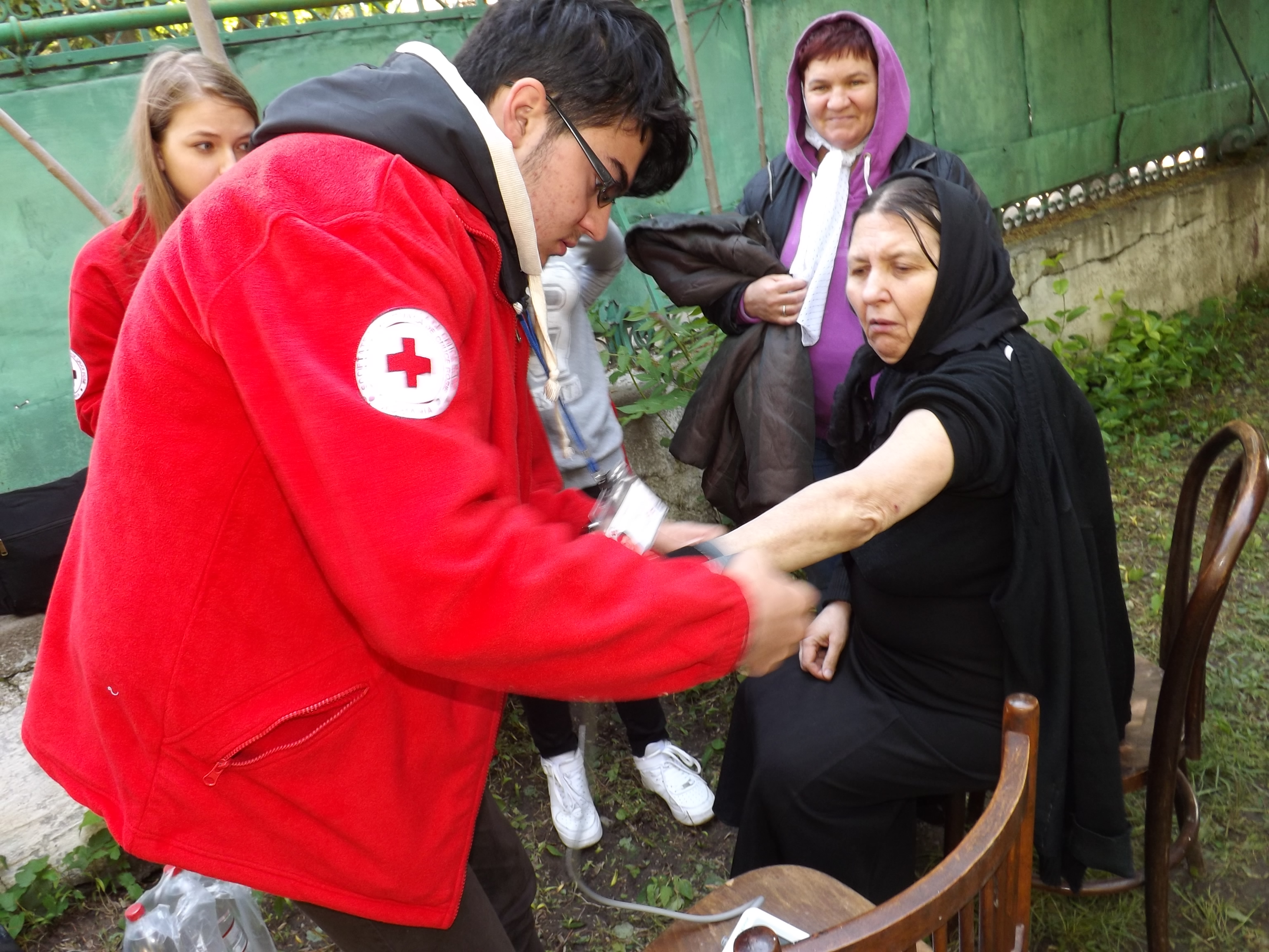 Zeci de mii de credinicioși au stat la coadă de Izvorul Tămădurii, pentru a lua apă sfințită | GALERIE FOTO