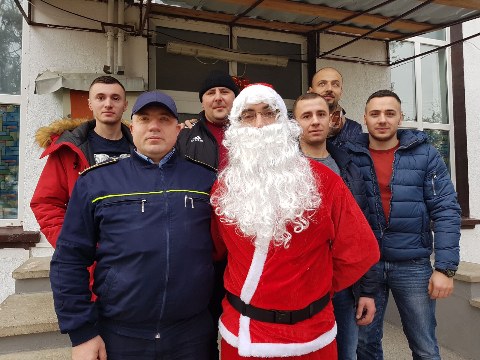 REPORTAJ: Ce au primit 15 copii cu handicap sever de la Moș Crăciun trimis de angajații Penitenciarului Vaslui| FOTO/VIDEO