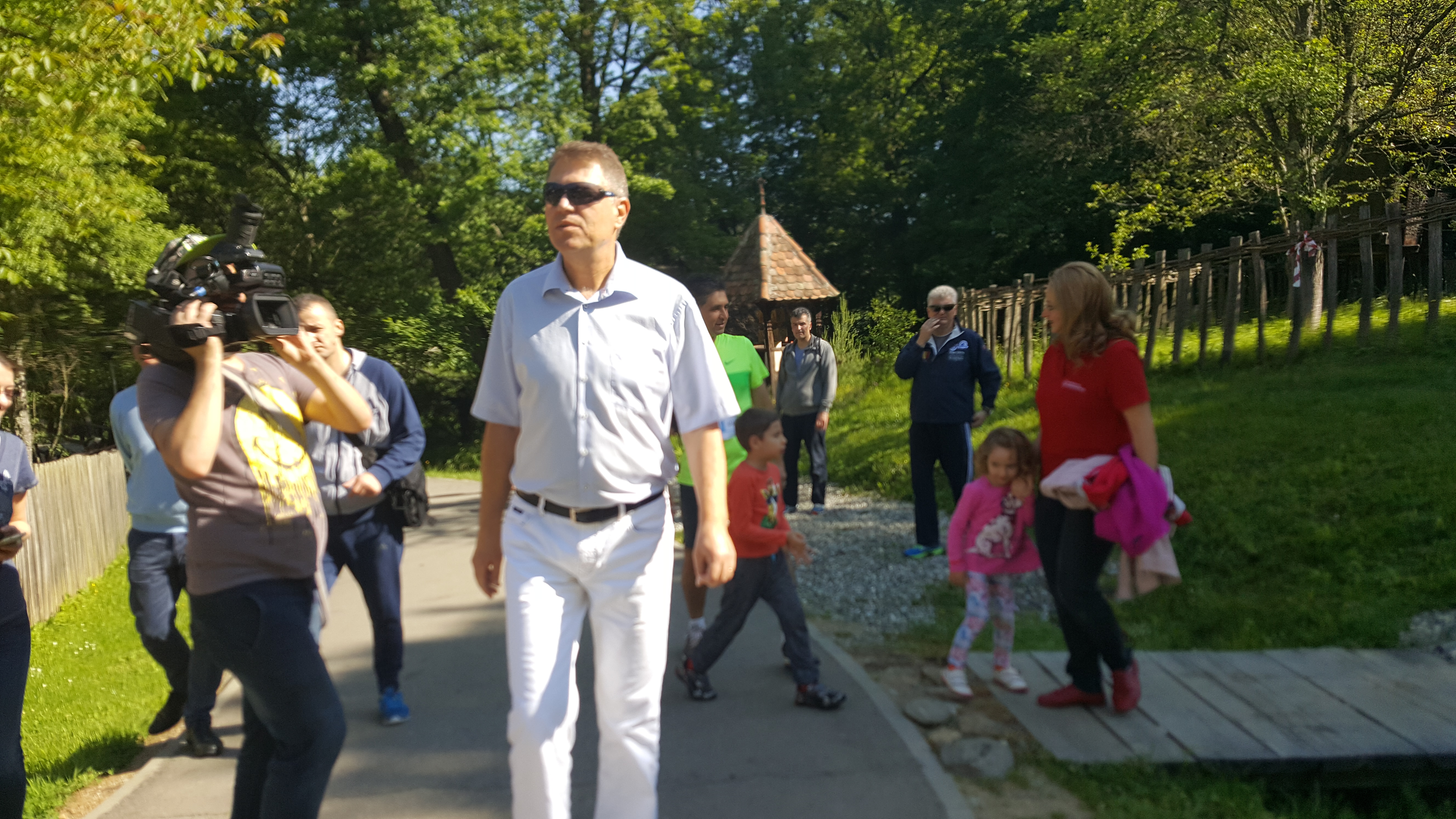 FOTO / VIDEO | Carmen Iohannis a alergat la SemiMaratonul Sibiului. Președintele a așteptat-o la linia de finnish
