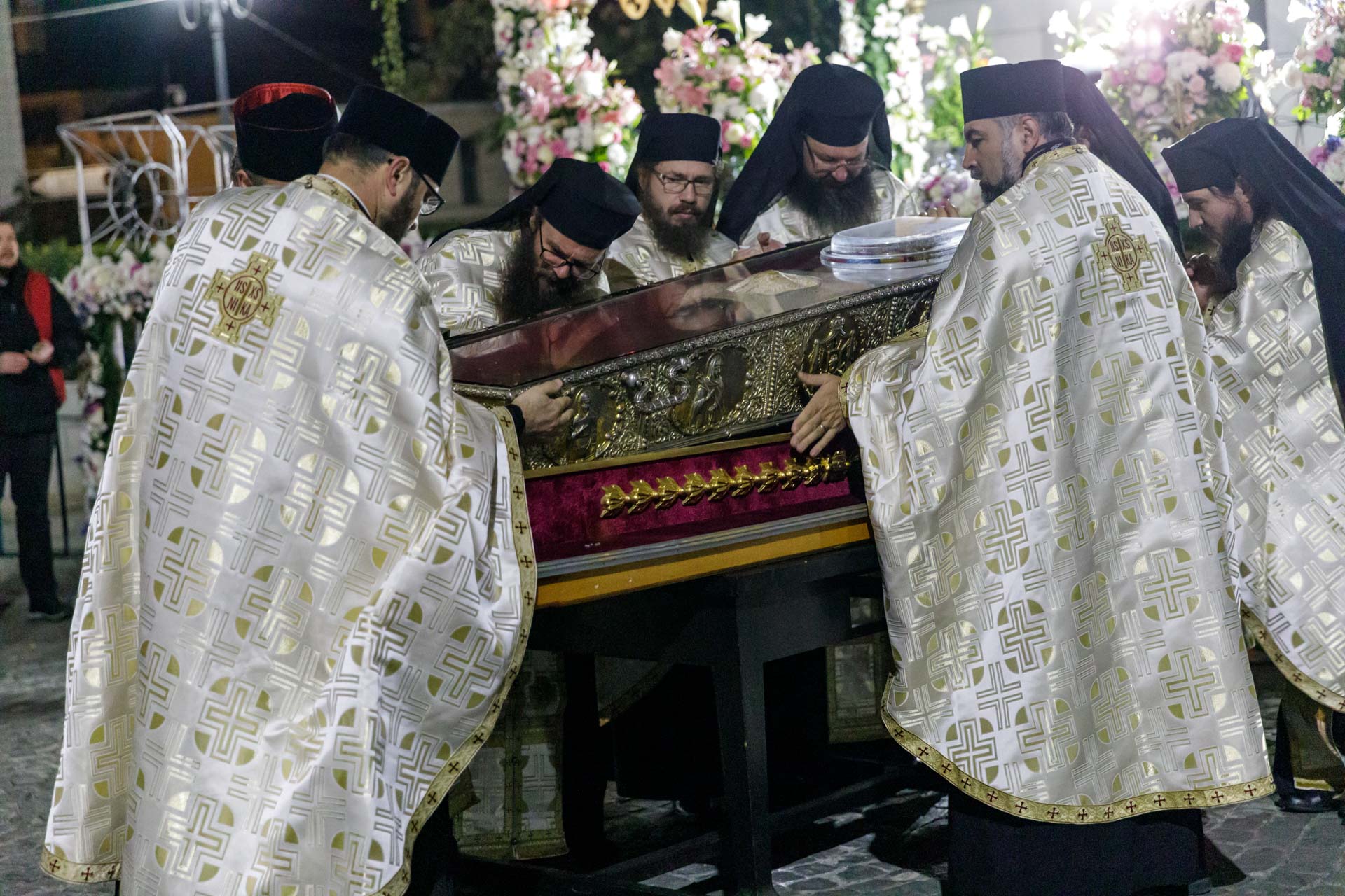 Mai mult de un sfert de milion de credincioşi au fost în pelerinaj la Sfânta Parascheva. Racla cu moaşte, readusă în Catedrală