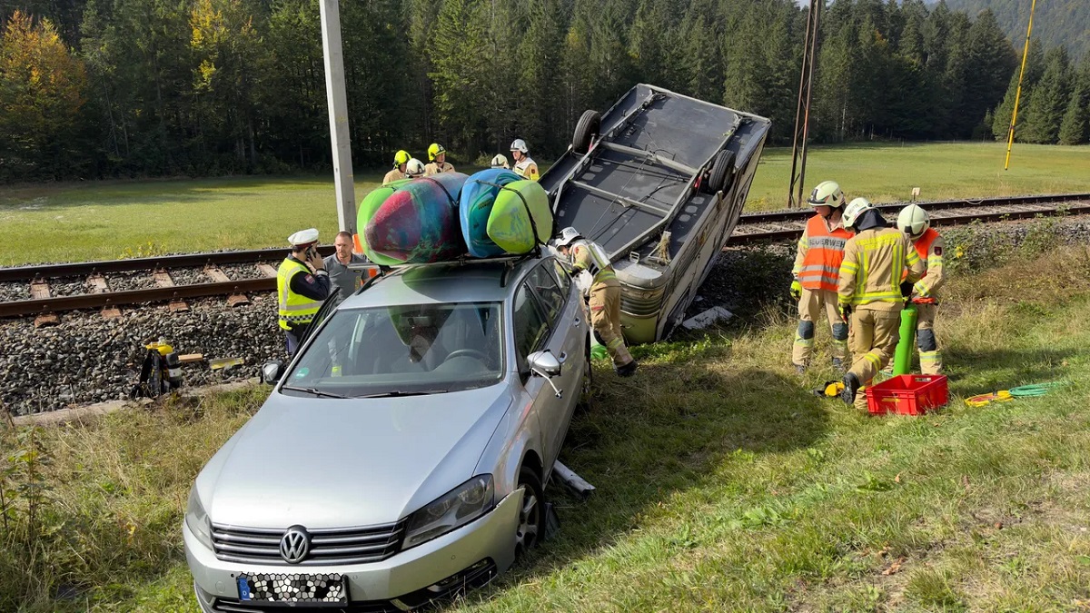 Un român în vacanță cu soția și copilul de un an a ajuns cu BMW-ul pe calea ferată. A depășit într-o curbă și a răsturnat o rulotă, în Austria