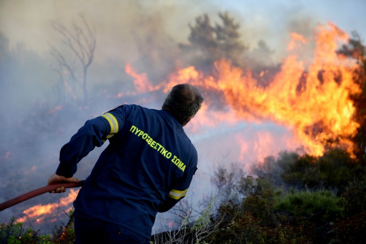 Grecia arde: incendii pe Rodos, Corfu, Evia, lângă Atena și în Peloponez. „A fost panică. Autoritățile au fost copleșite”
