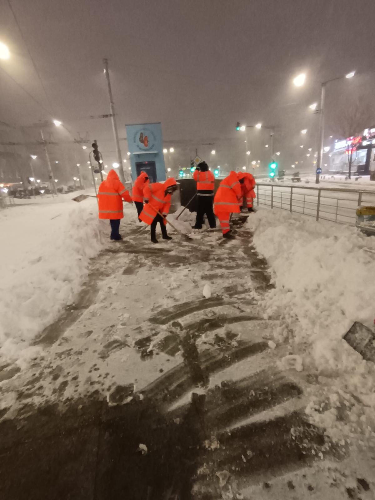 Ciprian Ciucu a ieșit la miezul nopții pe străzile din București. Dimineața, Primăria îi lăuda pe cetățeni că au deszăpezit orașul: „Primarul coordonează situația. Par mobilizați”