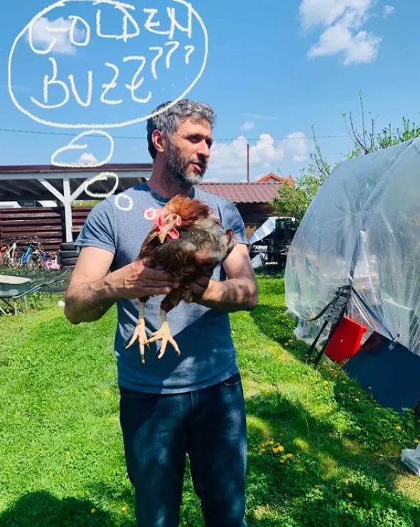 Imagini cu livada de la sat a lui Dragoș Bucur și a Danei Nălbaru. L-au implicat pe Kadri, fiul lor care nu merge la școală, în treburile gospodăriei